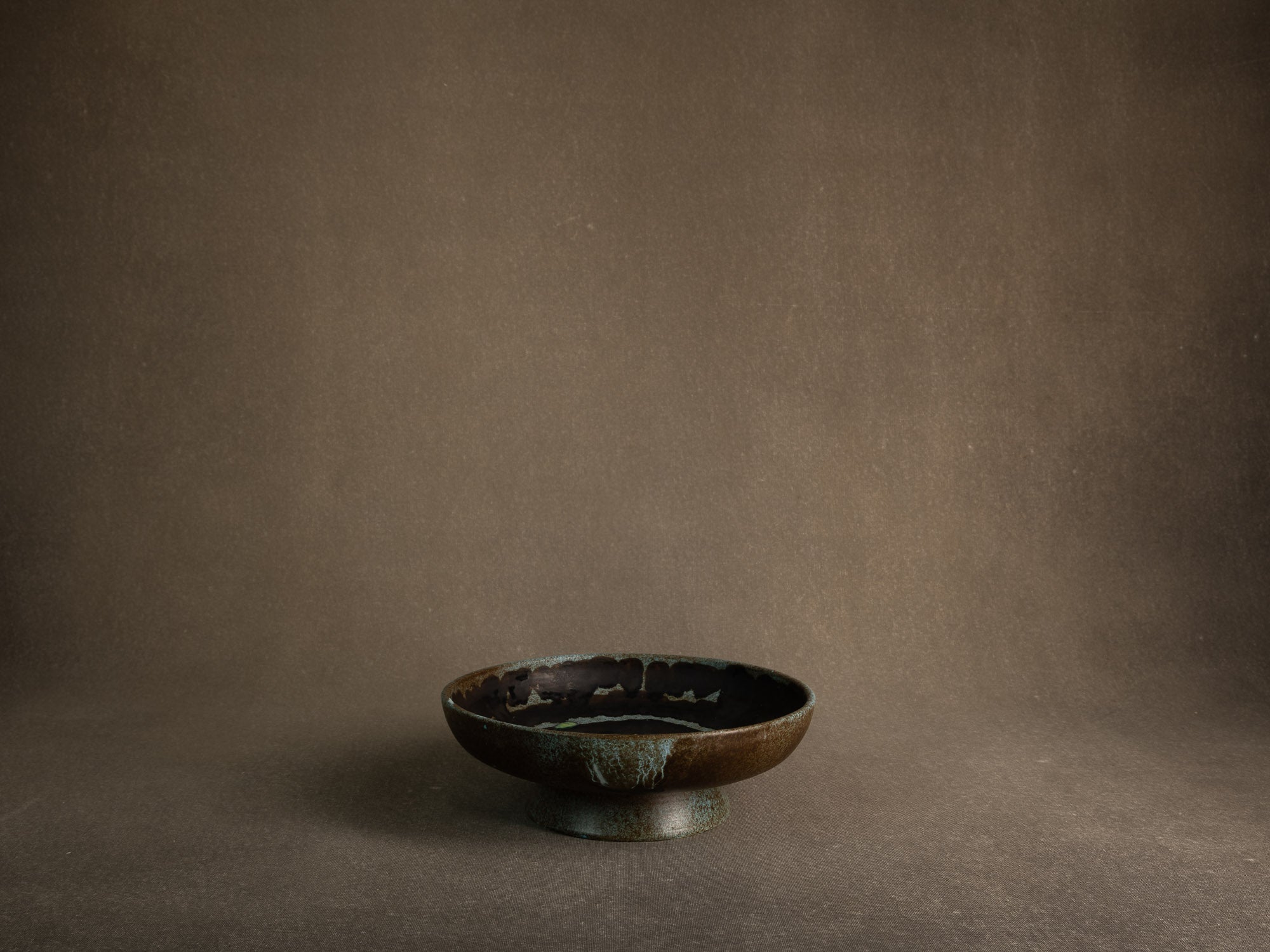 Coupe vide&#x2011;poche / centre de table moderniste en faïence, France (vers 1960-65)..Earthenware bowl / centerpiece, in the manner of Les 2 potiers, France (circa 1960-65)