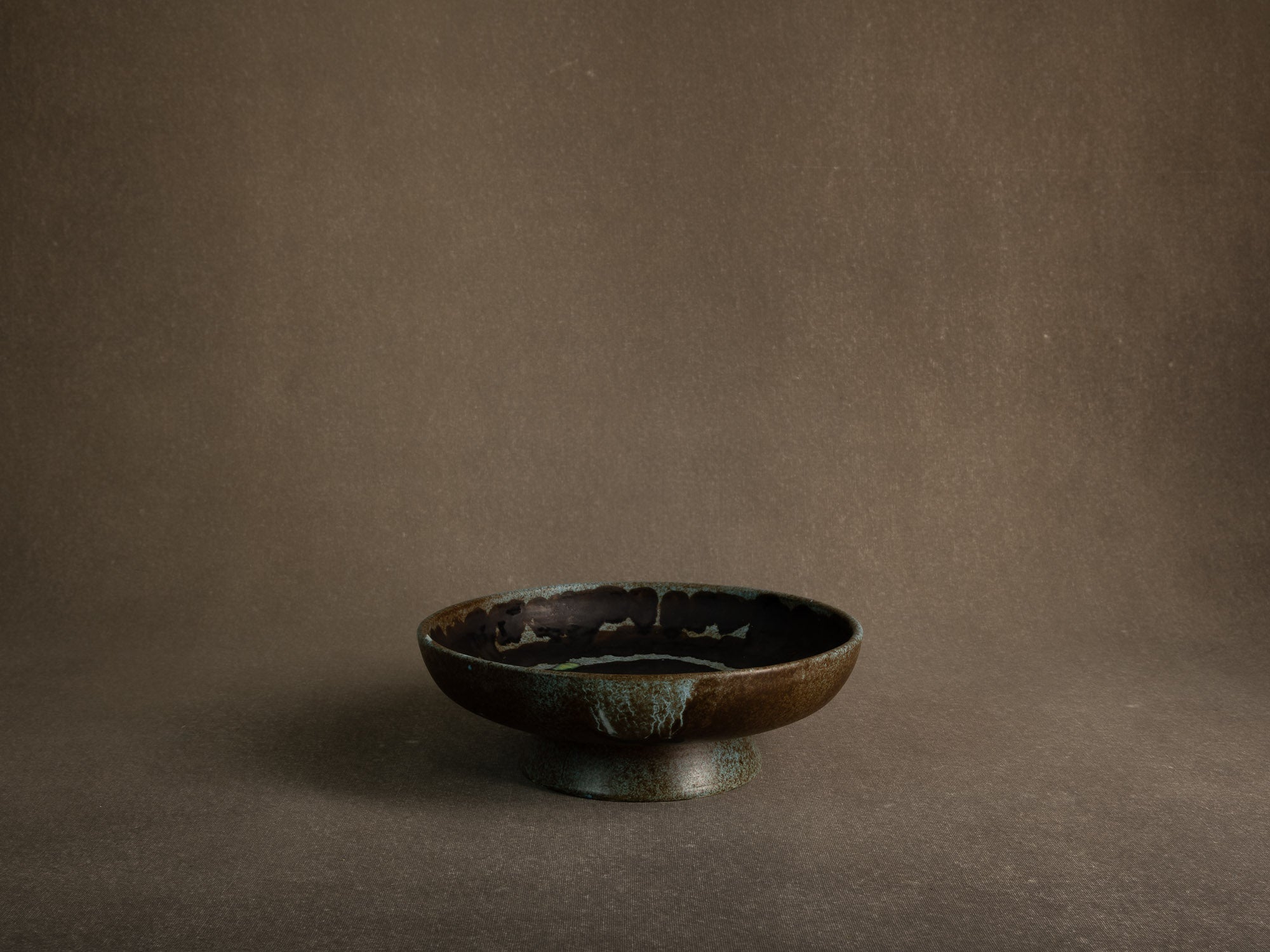 Coupe vide&#x2011;poche / centre de table moderniste en faïence, France (vers 1960-65)..Earthenware bowl / centerpiece, in the manner of Les 2 potiers, France (circa 1960-65)