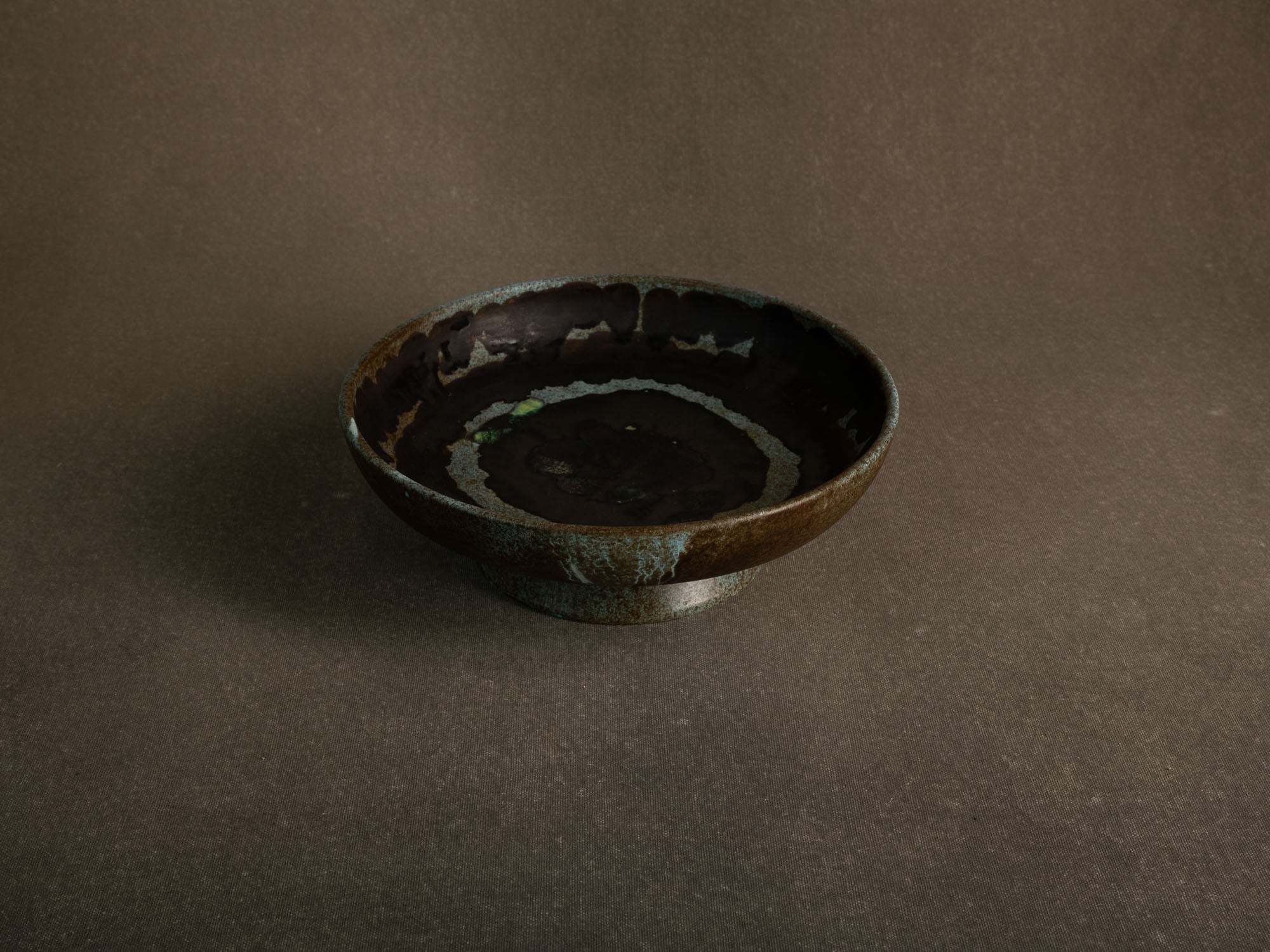 Coupe vide&#x2011;poche / centre de table moderniste en faïence, France (vers 1960-65)..Earthenware bowl / centerpiece, in the manner of Les 2 potiers, France (circa 1960-65)