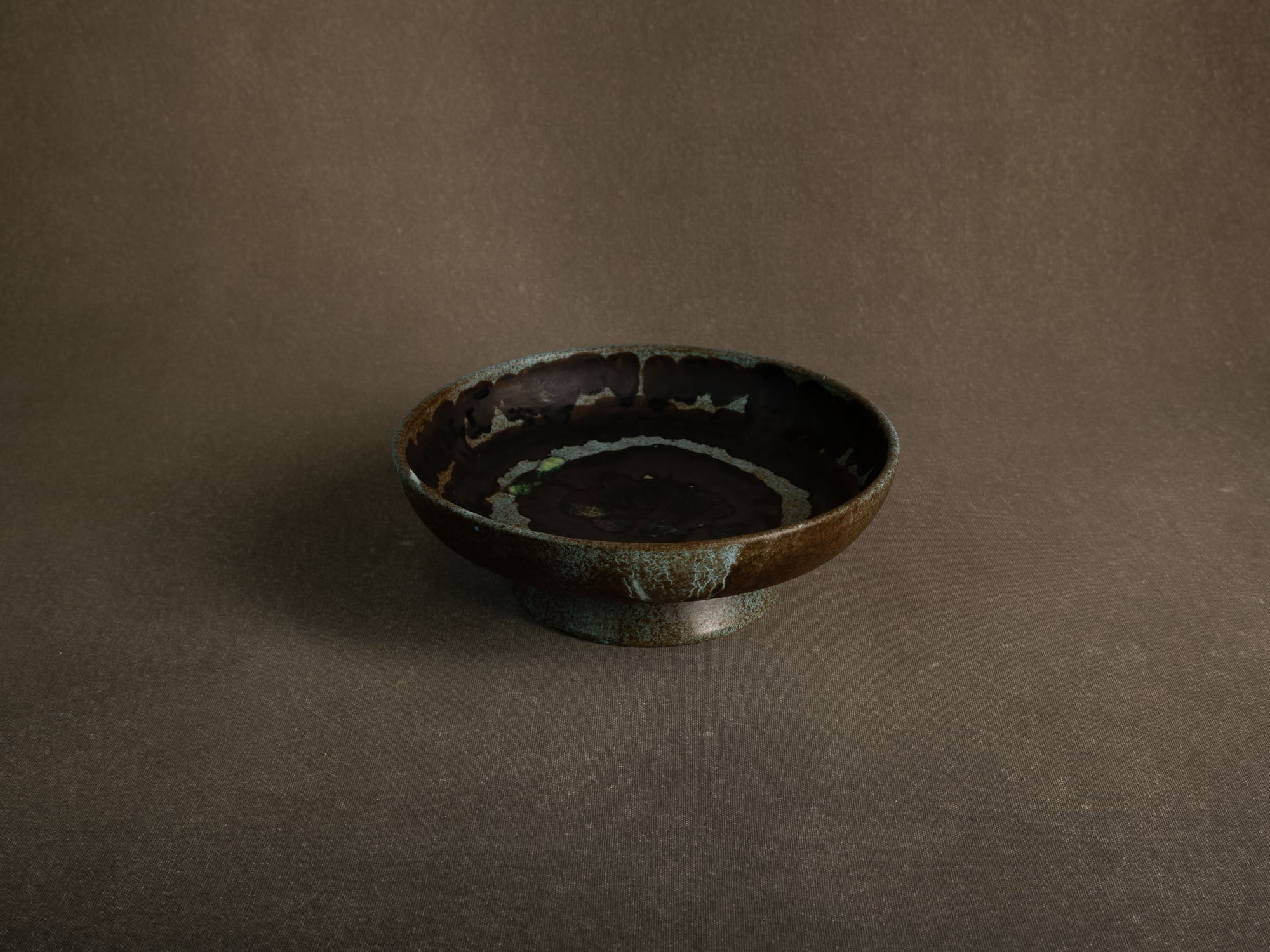 Coupe vide&#x2011;poche / centre de table moderniste en faïence, France (vers 1960-65)..Earthenware bowl / centerpiece, in the manner of Les 2 potiers, France (circa 1960-65)