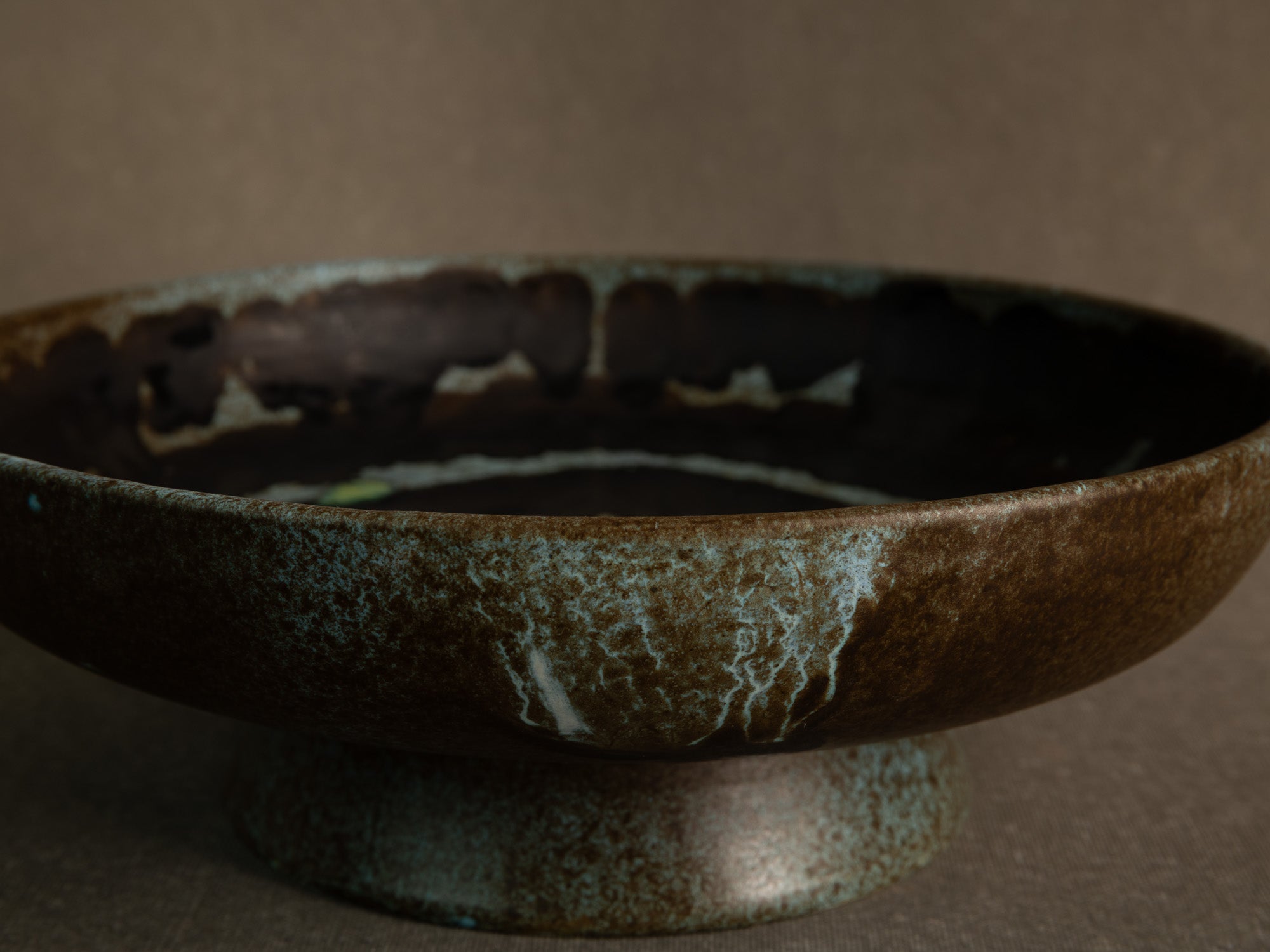 Coupe vide&#x2011;poche / centre de table moderniste en faïence, France (vers 1960-65)..Earthenware bowl / centerpiece, in the manner of Les 2 potiers, France (circa 1960-65)