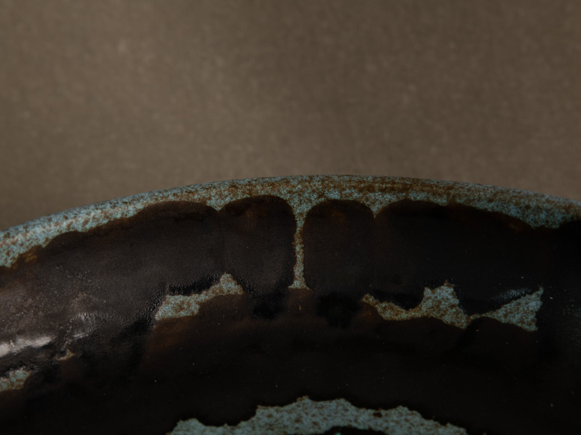 Coupe vide&#x2011;poche / centre de table moderniste en faïence, France (vers 1960-65)..Earthenware bowl / centerpiece, in the manner of Les 2 potiers, France (circa 1960-65)