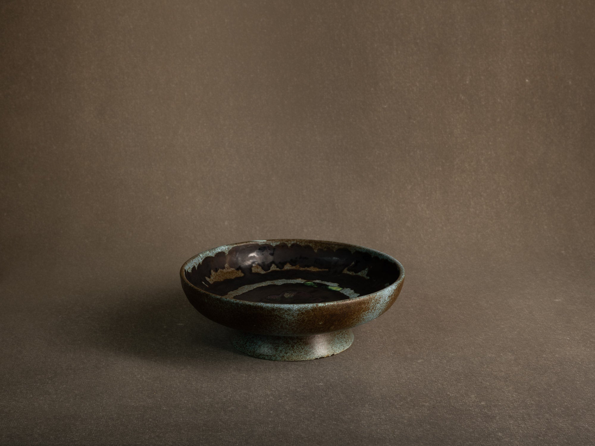 Coupe vide&#x2011;poche / centre de table moderniste en faïence, France (vers 1960-65)..Earthenware bowl / centerpiece, in the manner of Les 2 potiers, France (circa 1960-65)