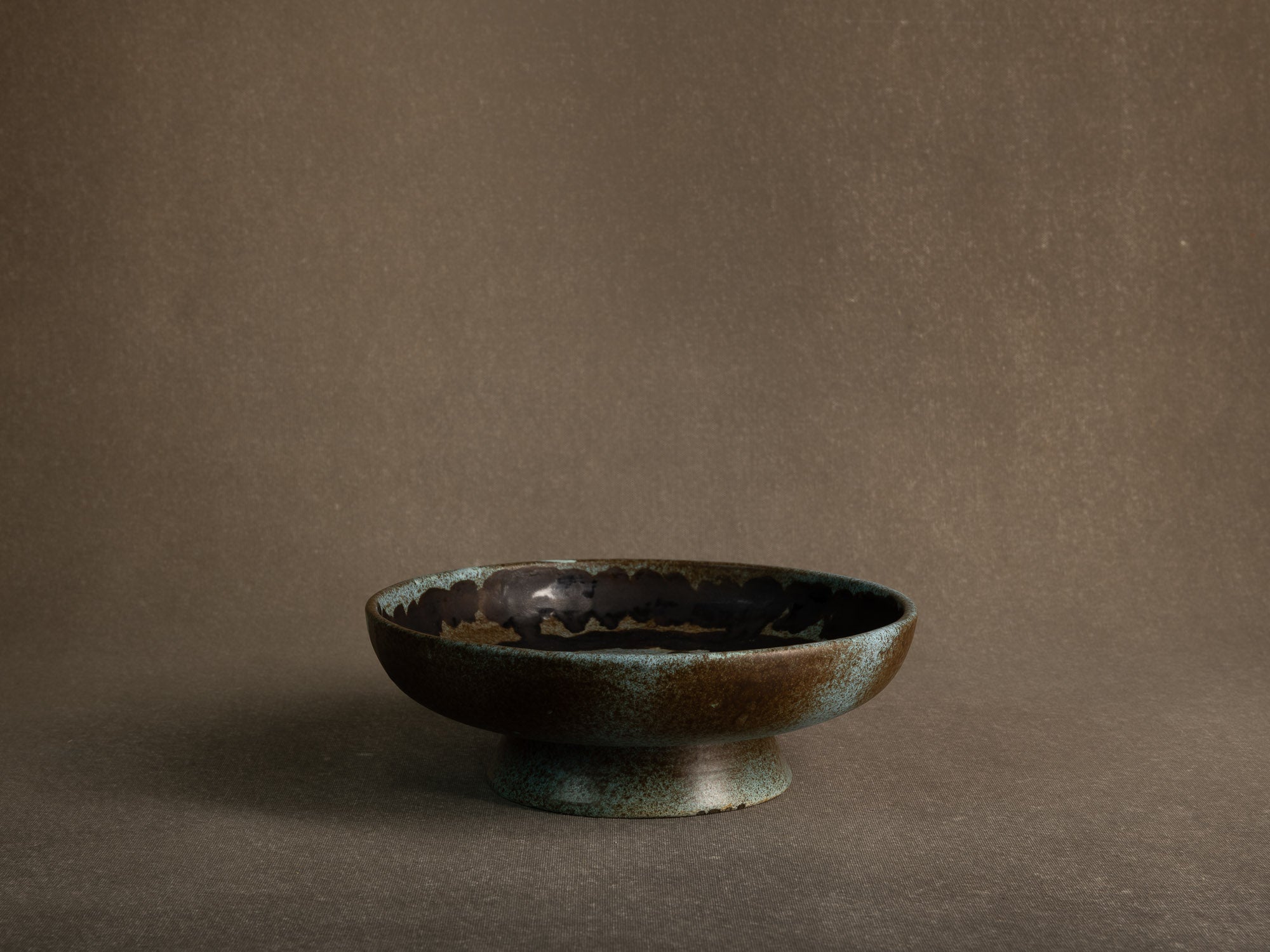 Coupe vide&#x2011;poche / centre de table moderniste en faïence, France (vers 1960-65)..Earthenware bowl / centerpiece, in the manner of Les 2 potiers, France (circa 1960-65)