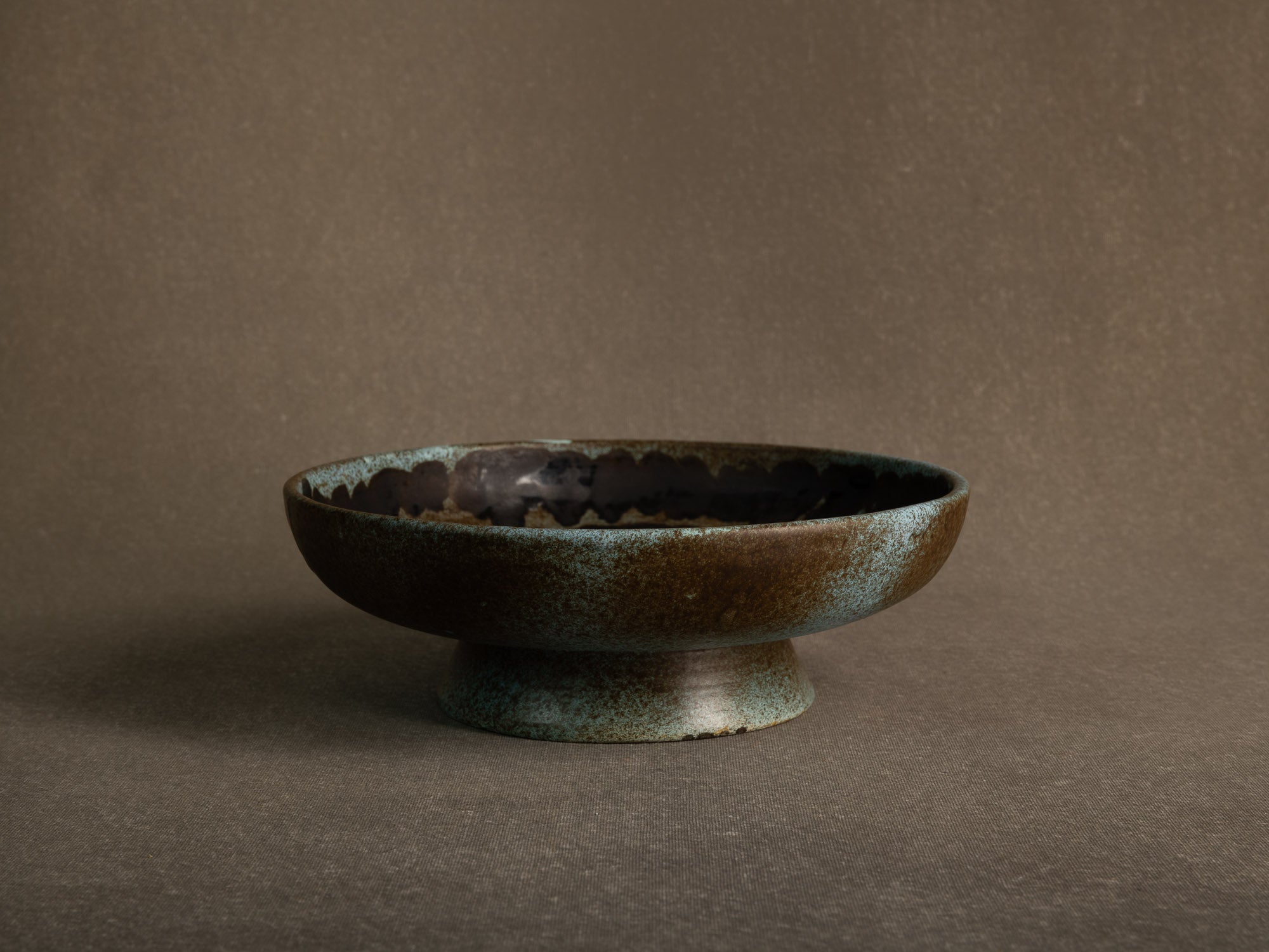 Coupe vide&#x2011;poche / centre de table moderniste en faïence, France (vers 1960-65)..Earthenware bowl / centerpiece, in the manner of Les 2 potiers, France (circa 1960-65)