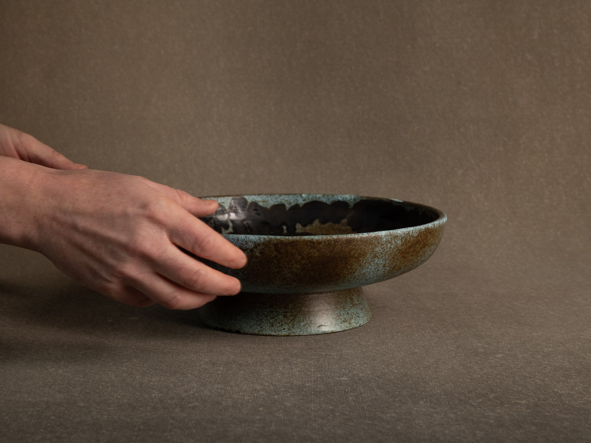 Coupe vide&#x2011;poche / centre de table moderniste en faïence, France (vers 1960-65)..Earthenware bowl / centerpiece, in the manner of Les 2 potiers, France (circa 1960-65)