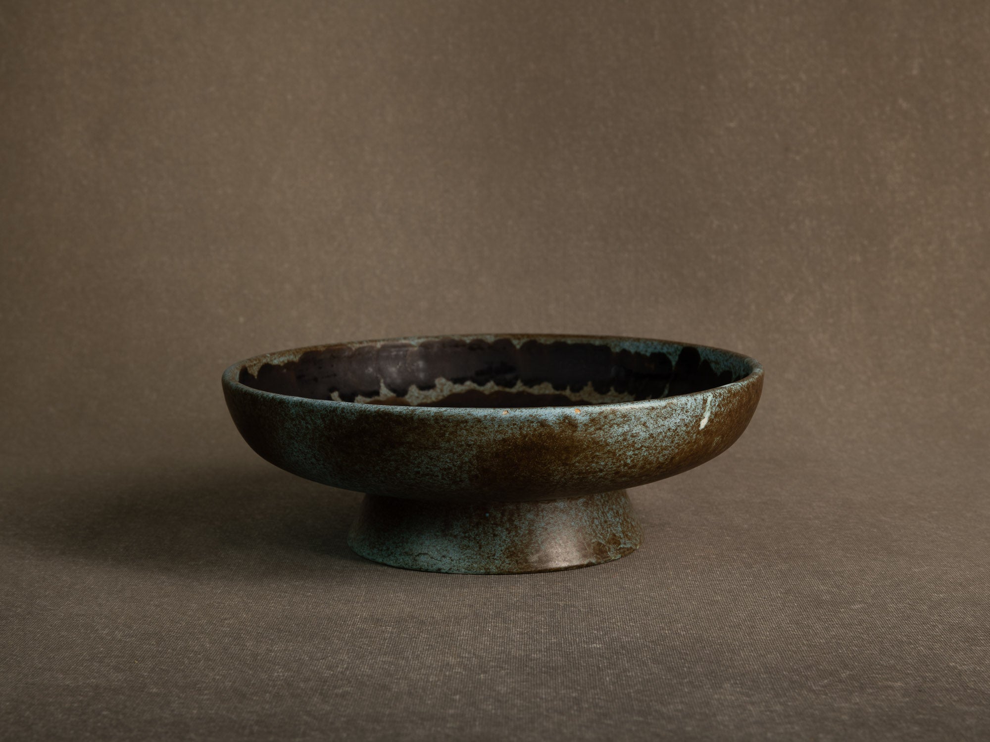 Coupe vide&#x2011;poche / centre de table moderniste en faïence, France (vers 1960-65)..Earthenware bowl / centerpiece, in the manner of Les 2 potiers, France (circa 1960-65)