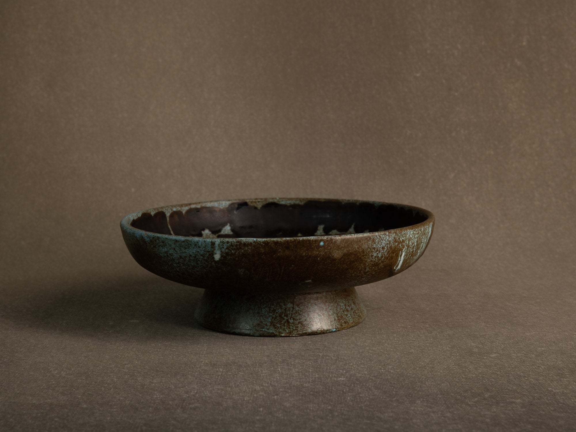 Coupe vide&#x2011;poche / centre de table moderniste en faïence, France (vers 1960-65)..Earthenware bowl / centerpiece, in the manner of Les 2 potiers, France (circa 1960-65)