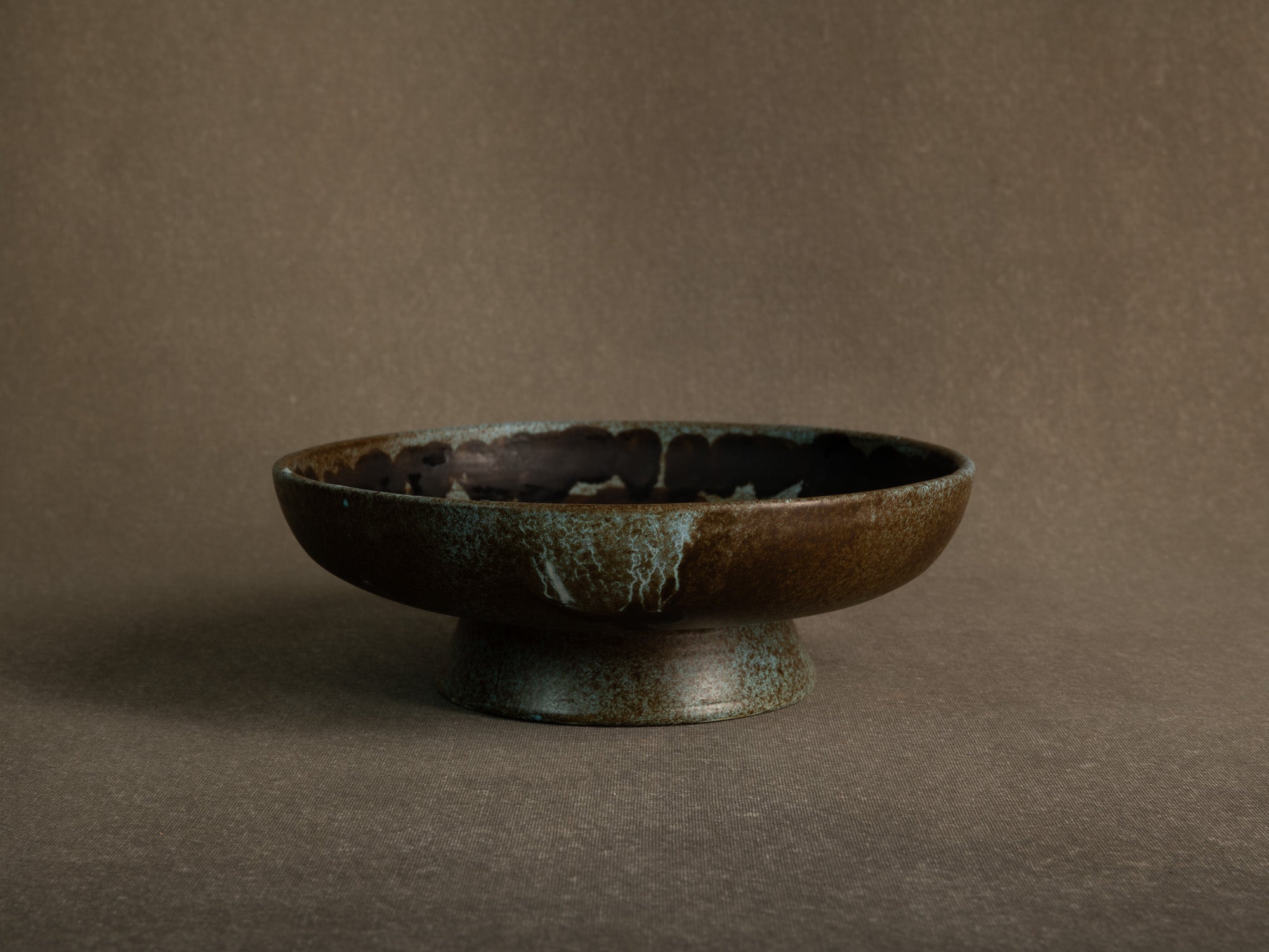 Coupe vide&#x2011;poche / centre de table moderniste en faïence, France (vers 1960-65)..Earthenware bowl / centerpiece, in the manner of Les 2 potiers, France (circa 1960-65)