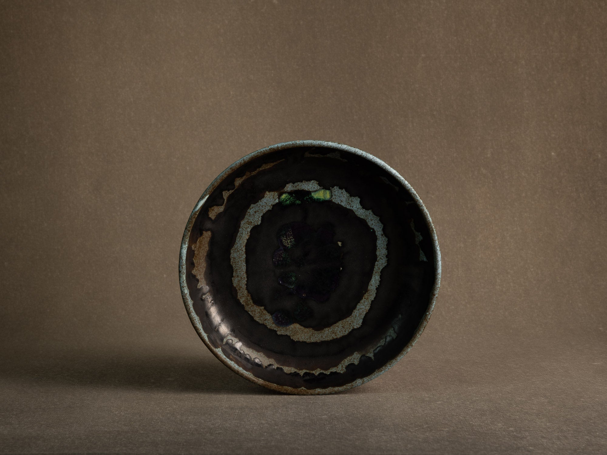 Coupe vide&#x2011;poche / centre de table moderniste en faïence, France (vers 1960-65)..Earthenware bowl / centerpiece, in the manner of Les 2 potiers, France (circa 1960-65)