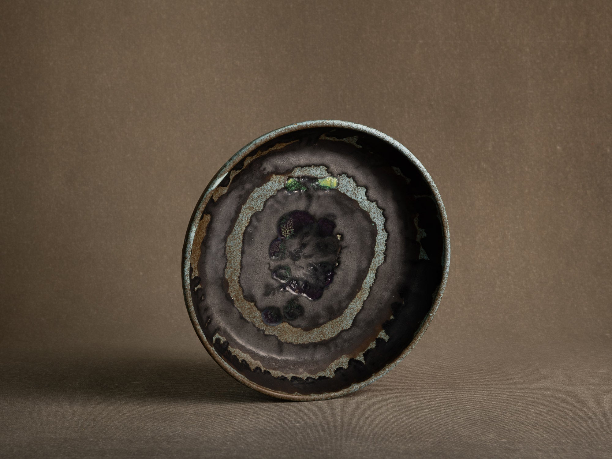 Coupe vide&#x2011;poche / centre de table moderniste en faïence, France (vers 1960-65)..Earthenware bowl / centerpiece, in the manner of Les 2 potiers, France (circa 1960-65)