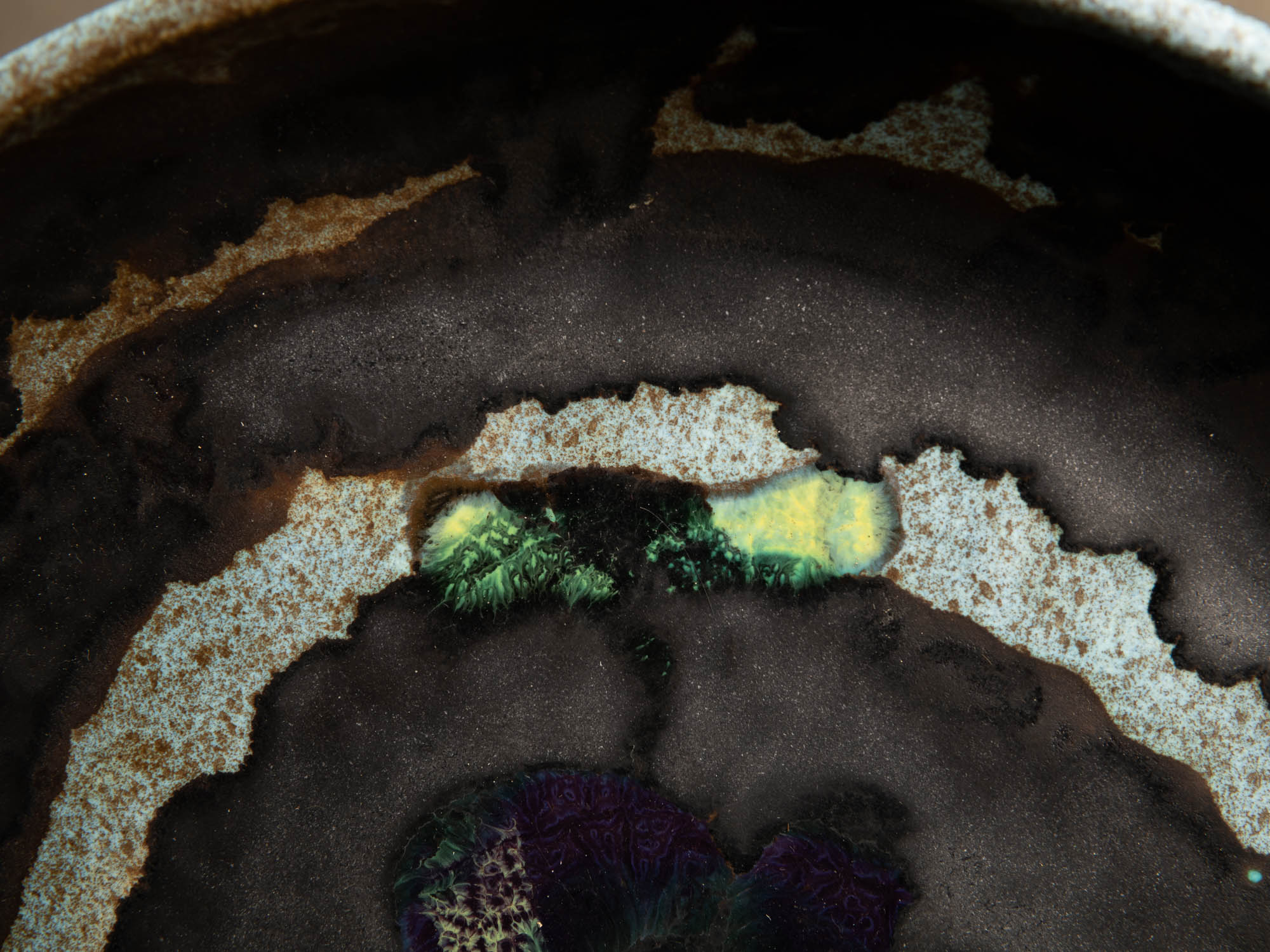 Coupe vide&#x2011;poche / centre de table moderniste en faïence, France (vers 1960-65)..Earthenware bowl / centerpiece, in the manner of Les 2 potiers, France (circa 1960-65)