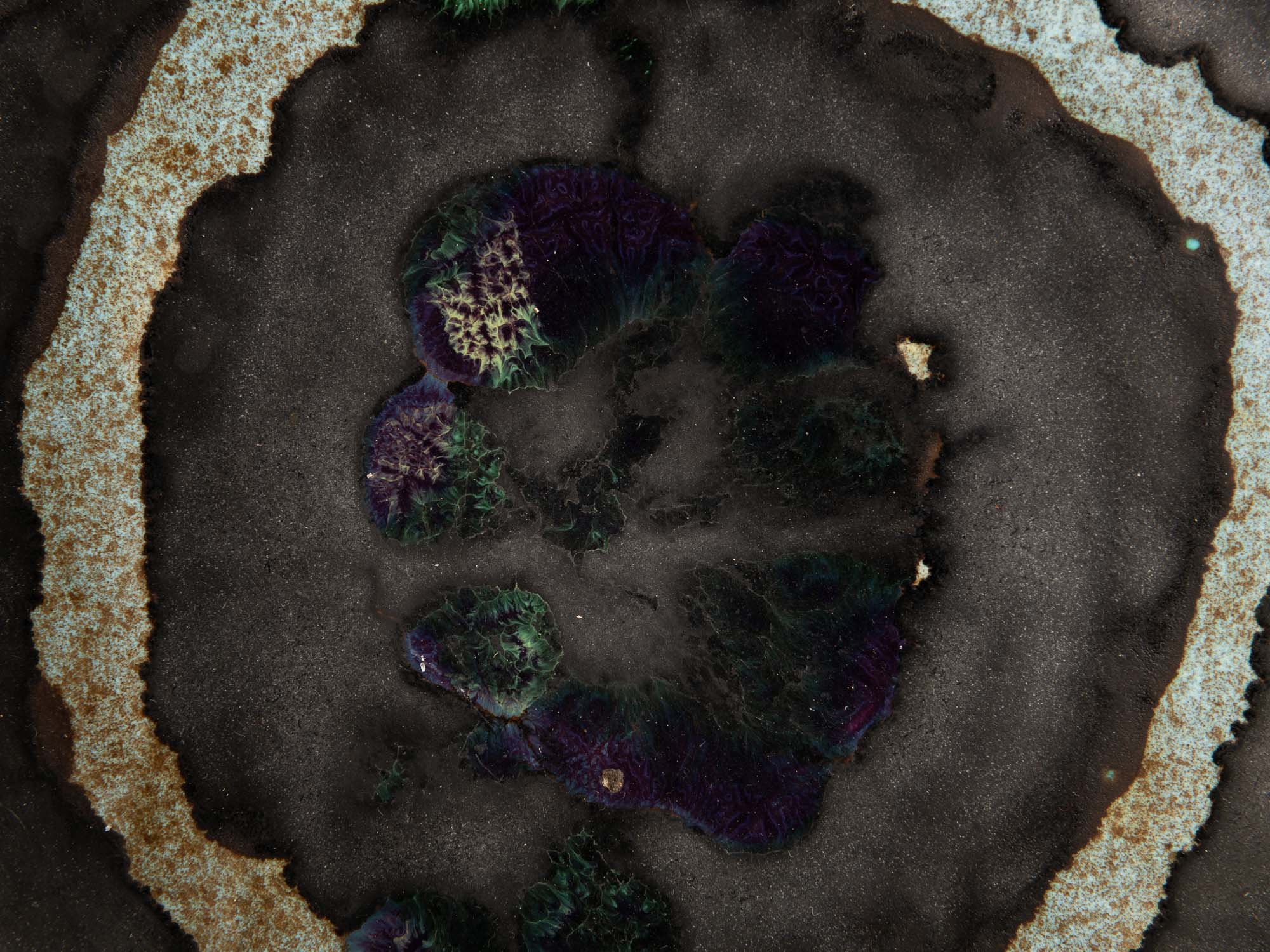 Coupe vide&#x2011;poche / centre de table moderniste en faïence, France (vers 1960-65)..Earthenware bowl / centerpiece, in the manner of Les 2 potiers, France (circa 1960-65)