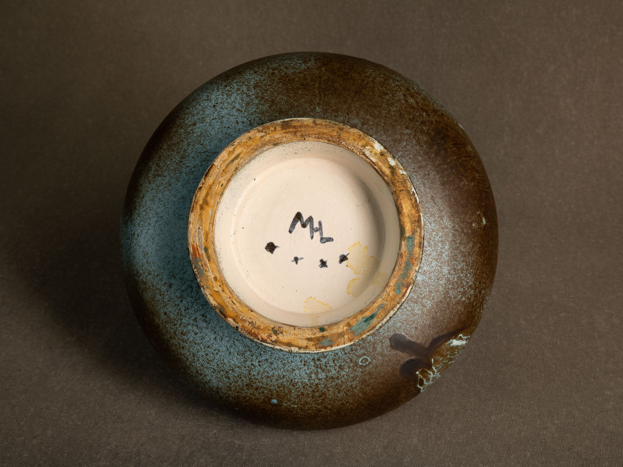 Coupe vide&#x2011;poche / centre de table moderniste en faïence, France (vers 1960-65)..Earthenware bowl / centerpiece, in the manner of Les 2 potiers, France (circa 1960-65)