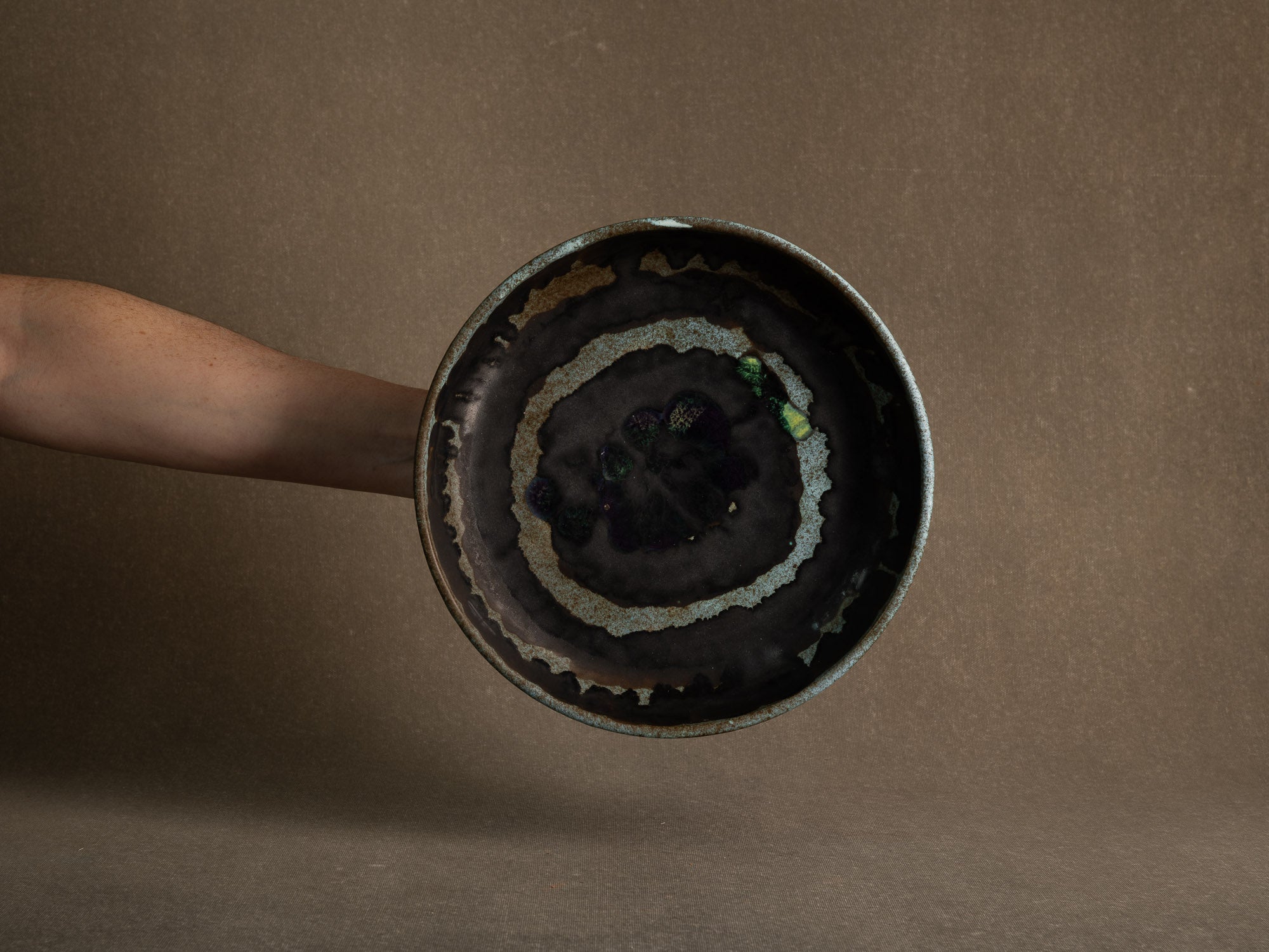 Coupe vide&#x2011;poche / centre de table moderniste en faïence, France (vers 1960-65)..Earthenware bowl / centerpiece, in the manner of Les 2 potiers, France (circa 1960-65)