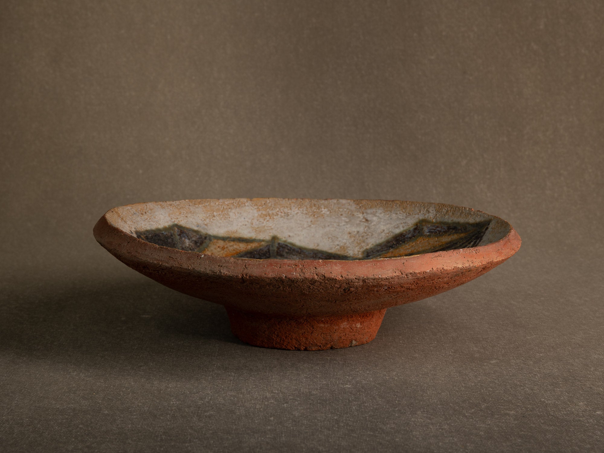 Coupe vide&#x2011;poche / centre de table en faïence à décor géométrique (vers 1955-60)..Earthenware bowl with geometric glazed decoration (circa 1955-60)