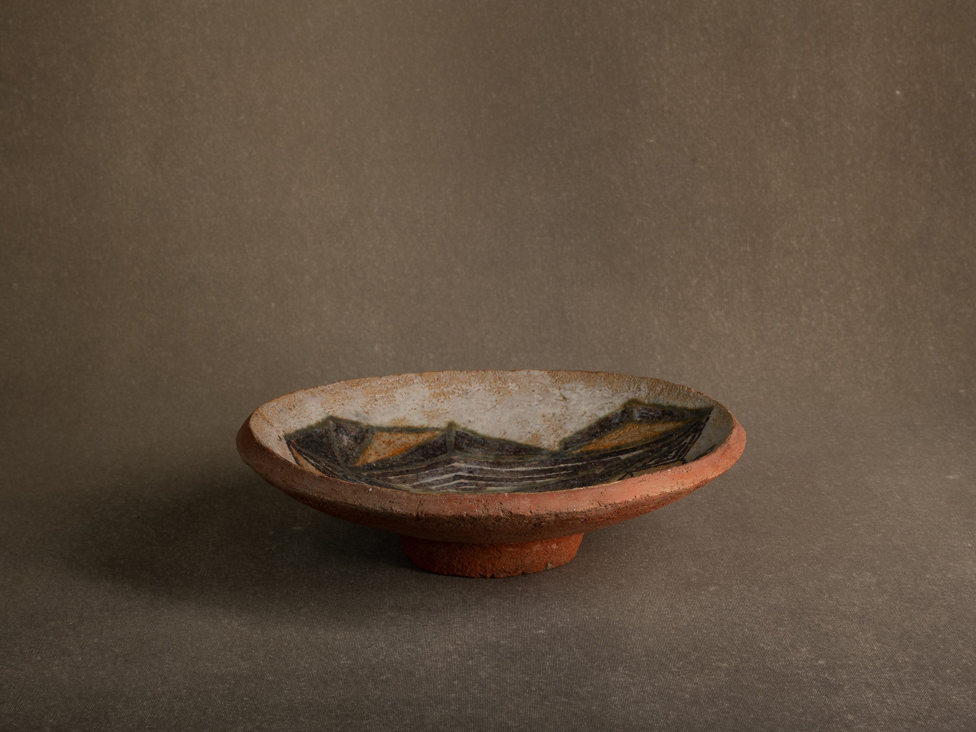 Coupe vide&#x2011;poche / centre de table en faïence à décor géométrique (vers 1955-60)..Earthenware bowl with geometric glazed decoration (circa 1955-60)