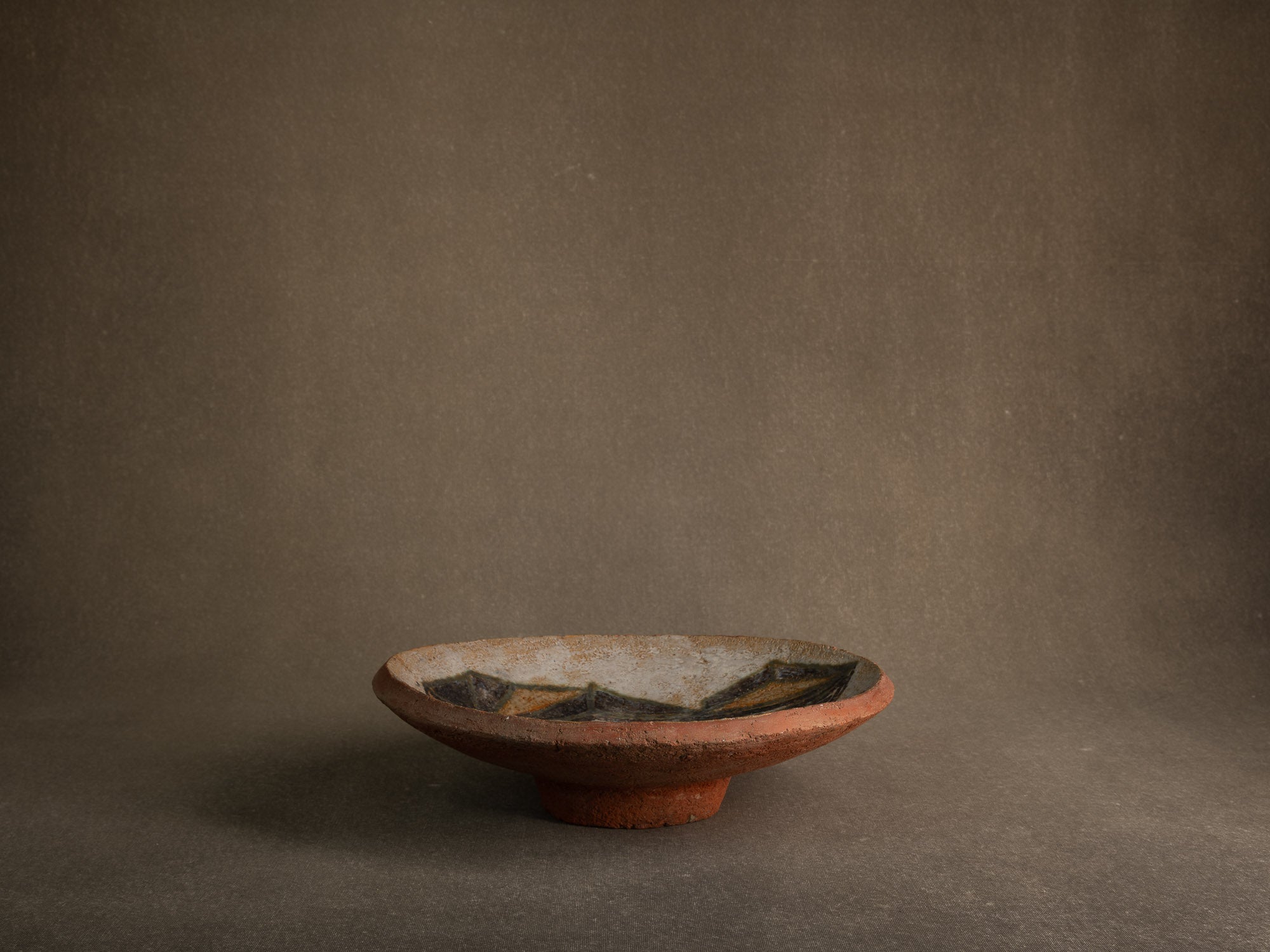 Coupe vide&#x2011;poche / centre de table en faïence à décor géométrique (vers 1955-60)..Earthenware bowl with geometric glazed decoration (circa 1955-60)