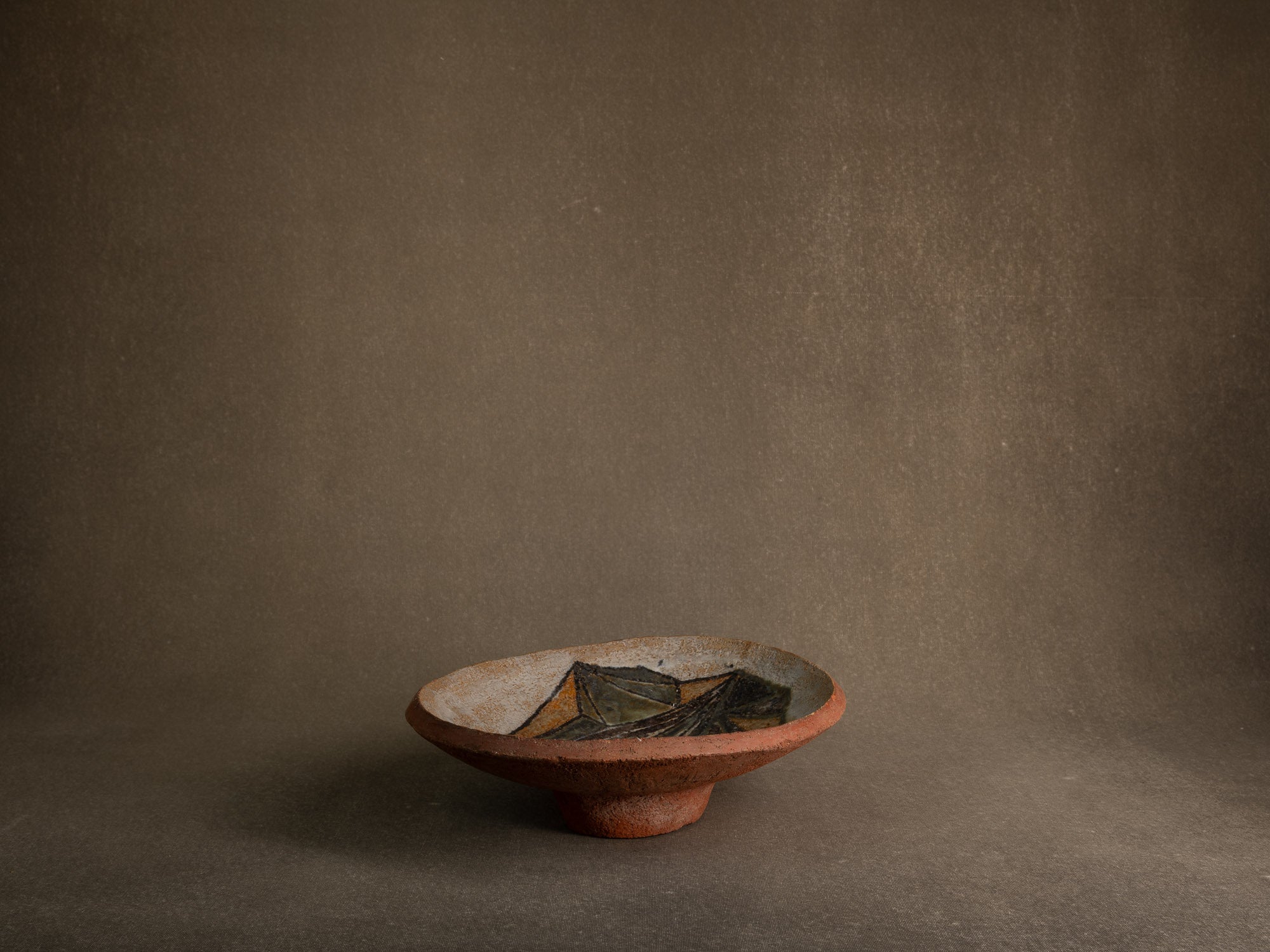 Coupe vide&#x2011;poche / centre de table en faïence à décor géométrique (vers 1955-60)..Earthenware bowl with geometric glazed decoration (circa 1955-60)