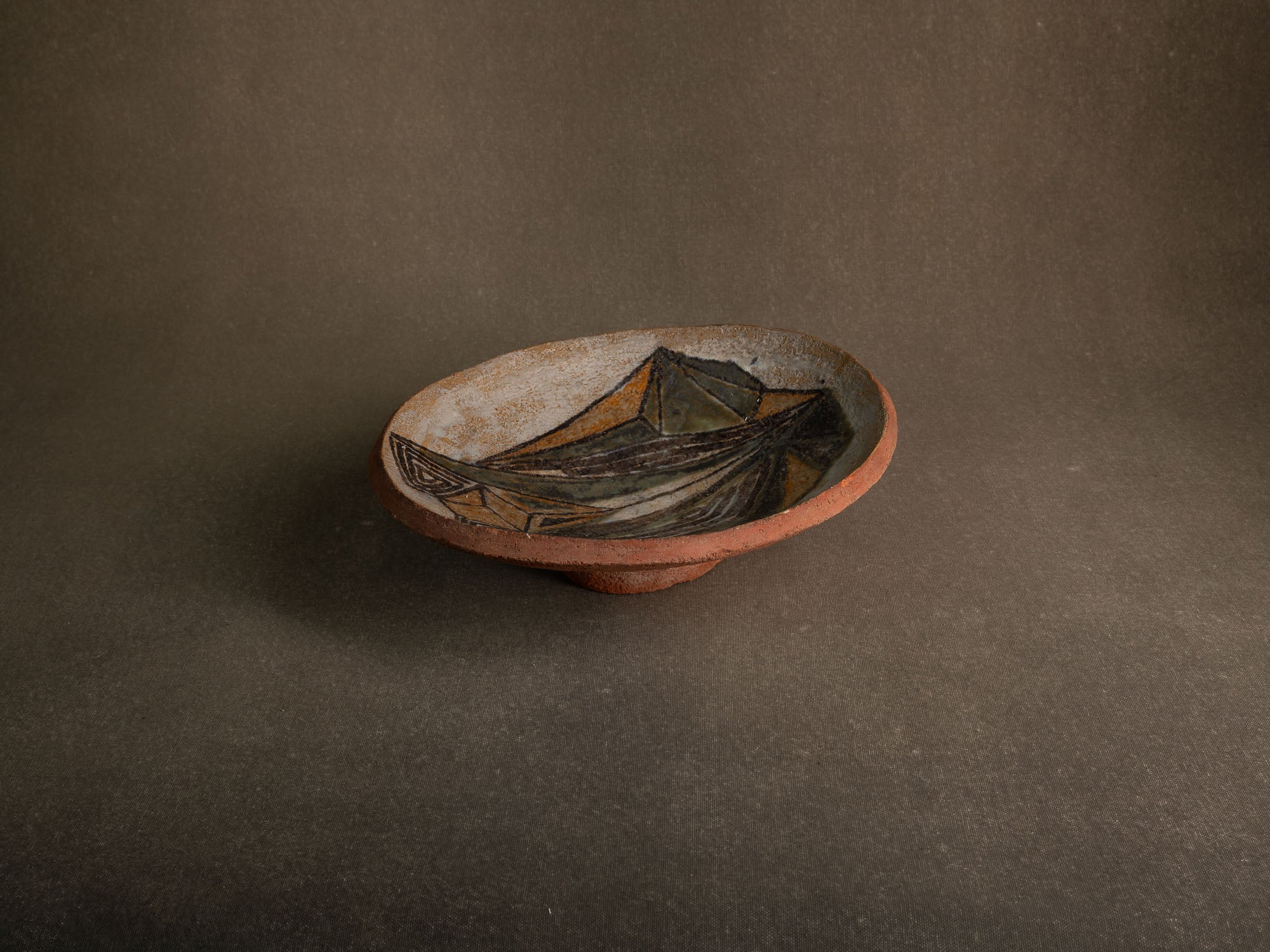 Coupe vide&#x2011;poche / centre de table en faïence à décor géométrique (vers 1955-60)..Earthenware bowl with geometric glazed decoration (circa 1955-60)