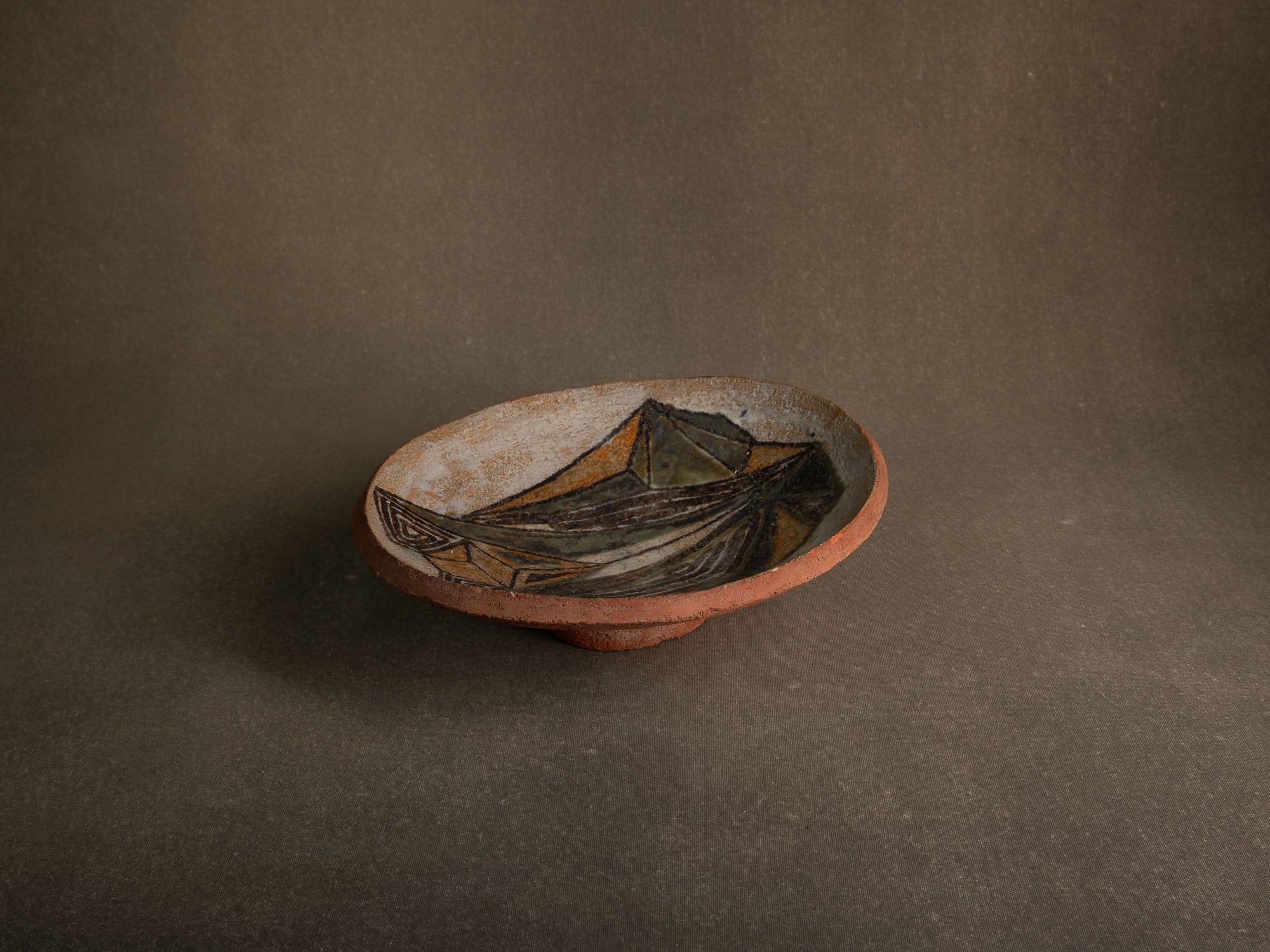 Coupe vide&#x2011;poche / centre de table en faïence à décor géométrique (vers 1955-60)..Earthenware bowl with geometric glazed decoration (circa 1955-60)