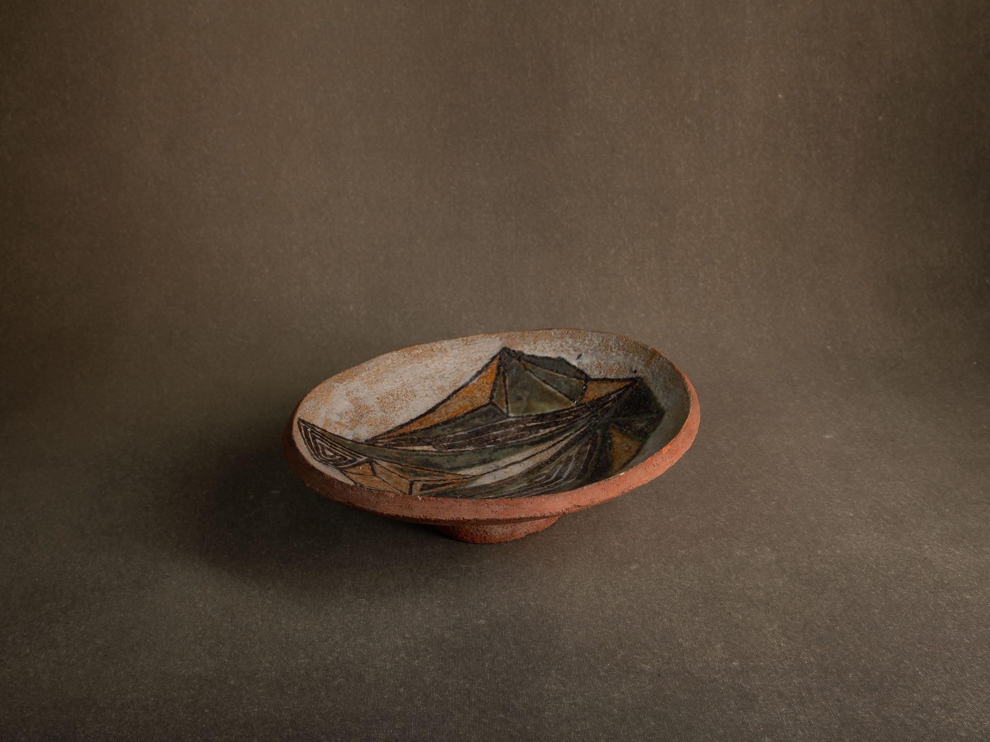 Coupe vide&#x2011;poche / centre de table en faïence à décor géométrique (vers 1955-60)..Earthenware bowl with geometric glazed decoration (circa 1955-60)