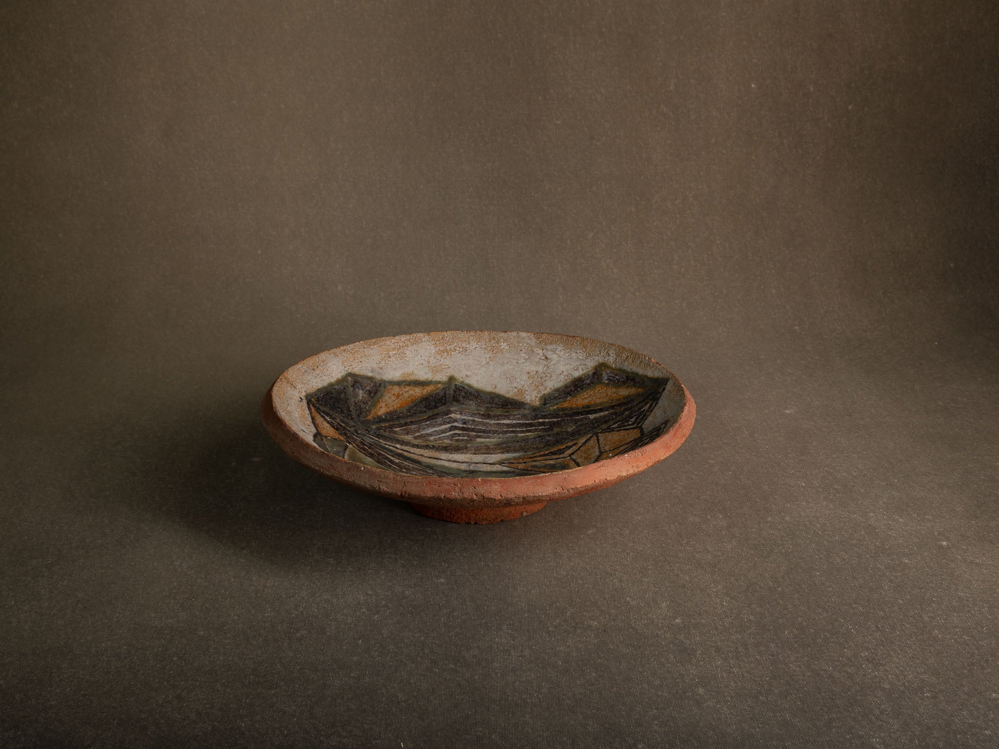 Coupe vide&#x2011;poche / centre de table en faïence à décor géométrique (vers 1955-60)..Earthenware bowl with geometric glazed decoration (circa 1955-60)