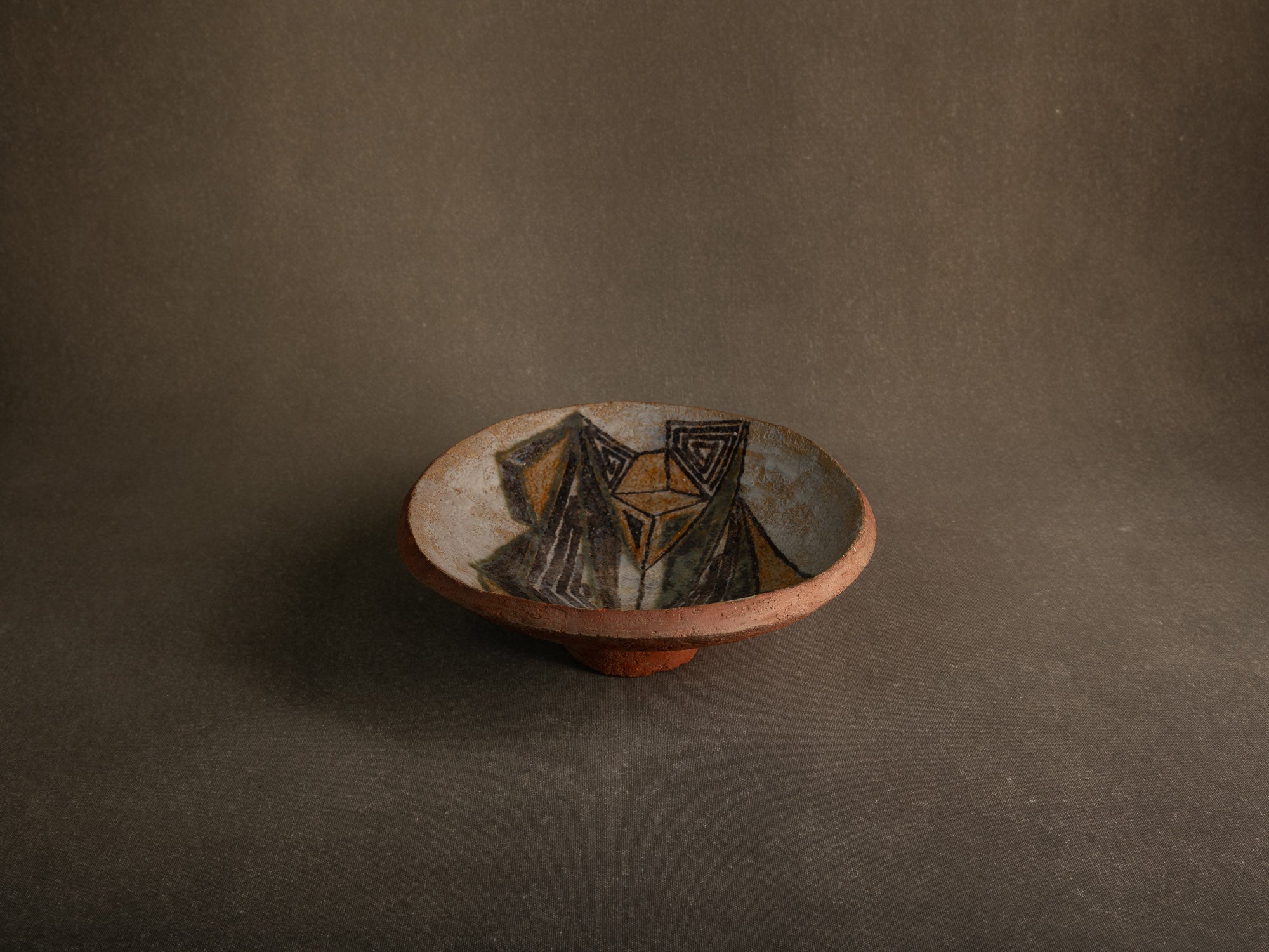 Coupe vide&#x2011;poche / centre de table en faïence à décor géométrique (vers 1955-60)..Earthenware bowl with geometric glazed decoration (circa 1955-60)