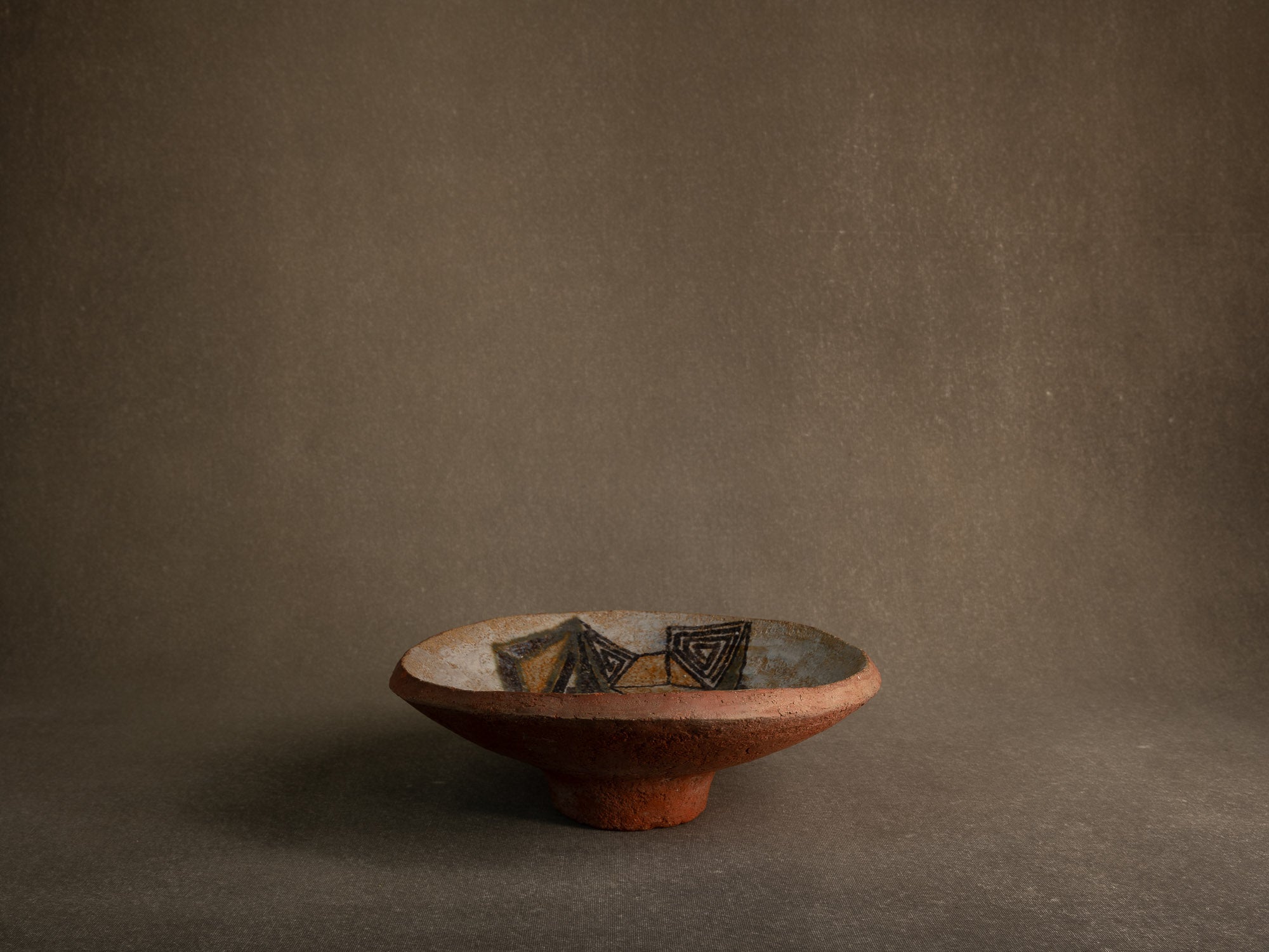 Coupe vide&#x2011;poche / centre de table en faïence à décor géométrique (vers 1955-60)..Earthenware bowl with geometric glazed decoration (circa 1955-60)