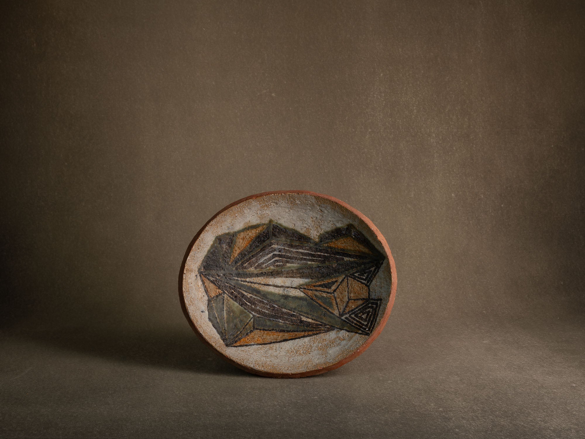 Coupe vide&#x2011;poche / centre de table en faïence à décor géométrique (vers 1955-60)..Earthenware bowl with geometric glazed decoration (circa 1955-60)