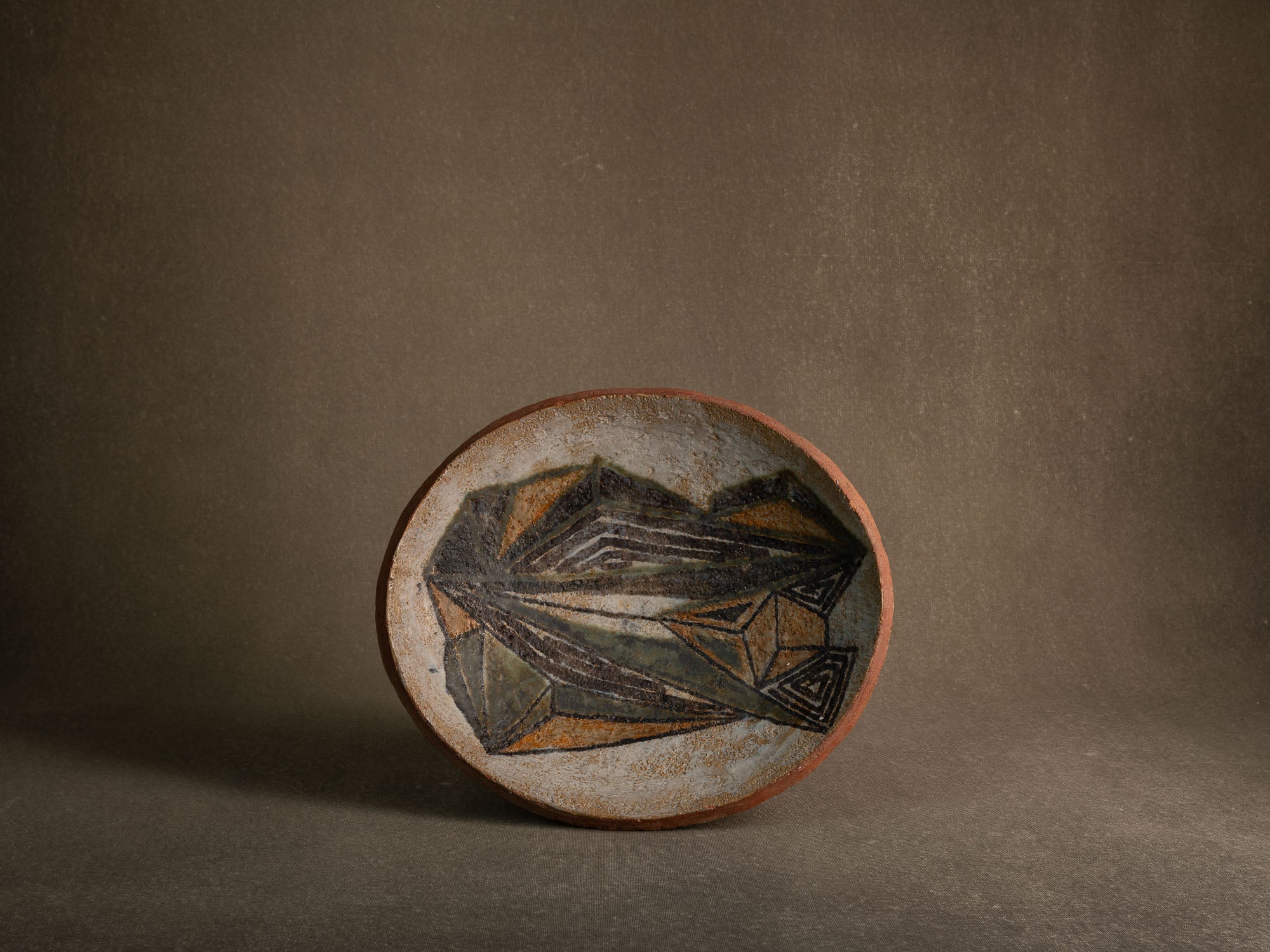 Coupe vide&#x2011;poche / centre de table en faïence à décor géométrique (vers 1955-60)..Earthenware bowl with geometric glazed decoration (circa 1955-60)