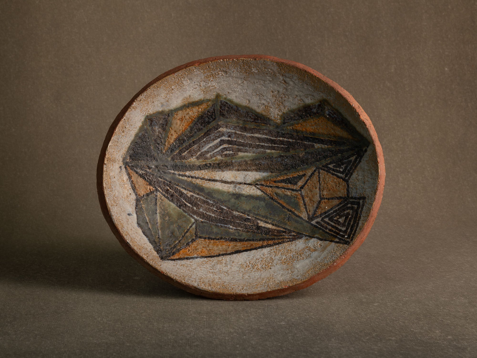 Coupe vide&#x2011;poche / centre de table en faïence à décor géométrique (vers 1955-60)..Earthenware bowl with geometric glazed decoration (circa 1955-60)