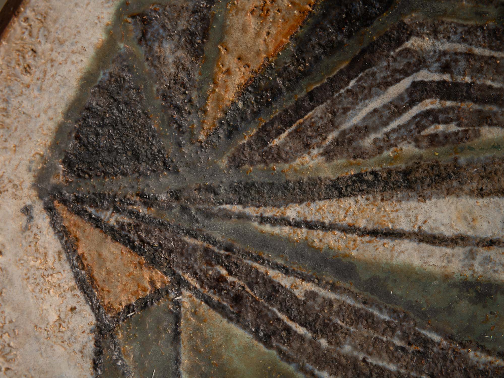 Coupe vide&#x2011;poche / centre de table en faïence à décor géométrique (vers 1955-60)..Earthenware bowl with geometric glazed decoration (circa 1955-60)