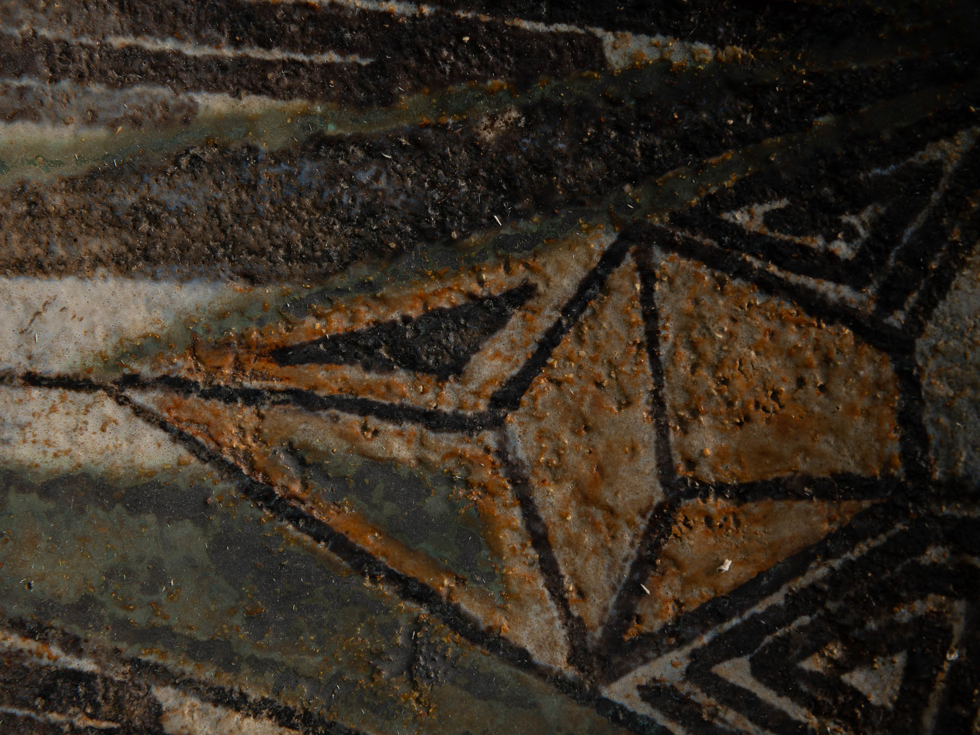 Coupe vide&#x2011;poche / centre de table en faïence à décor géométrique (vers 1955-60)..Earthenware bowl with geometric glazed decoration (circa 1955-60)