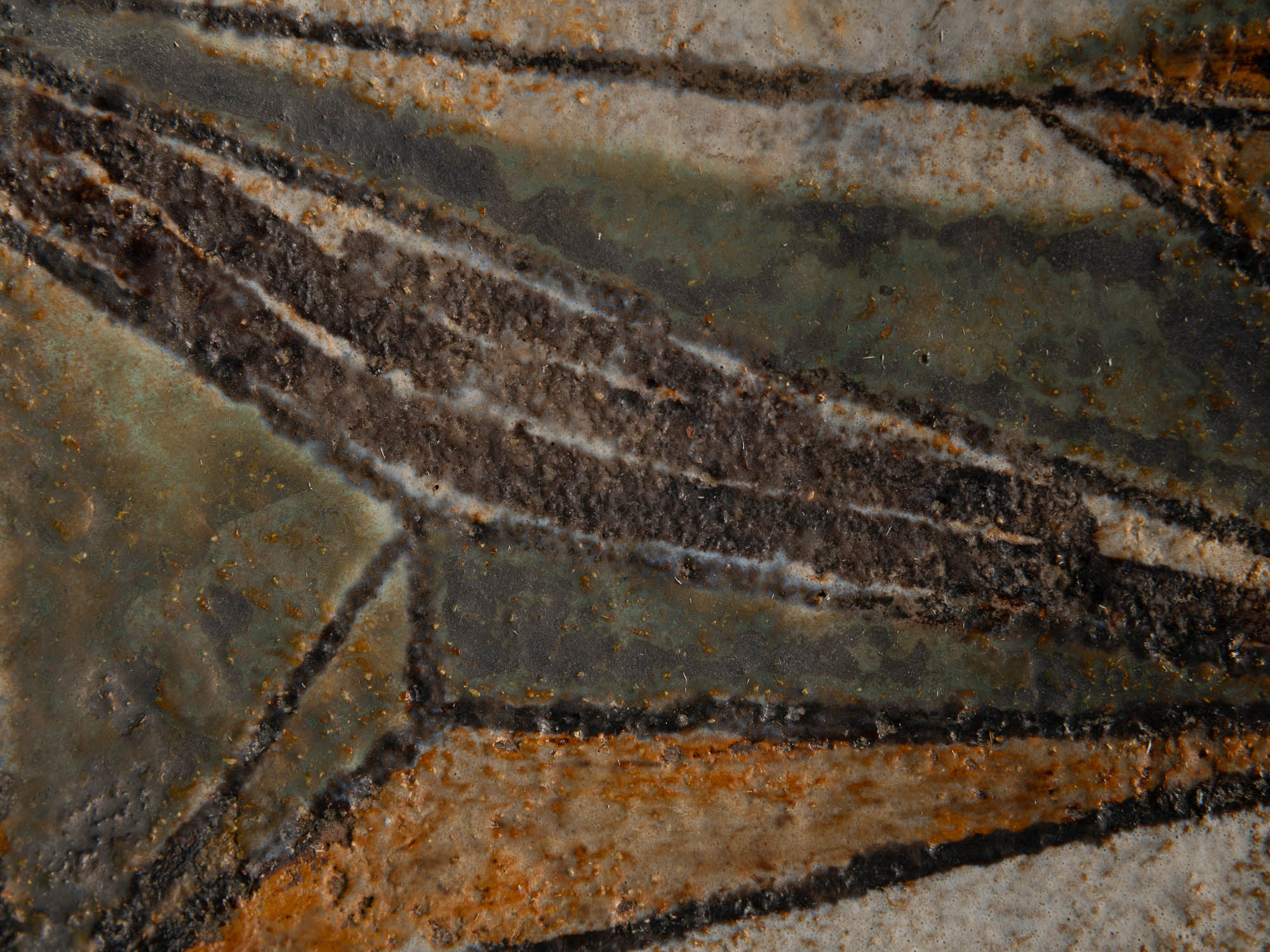 Coupe vide&#x2011;poche / centre de table en faïence à décor géométrique (vers 1955-60)..Earthenware bowl with geometric glazed decoration (circa 1955-60)