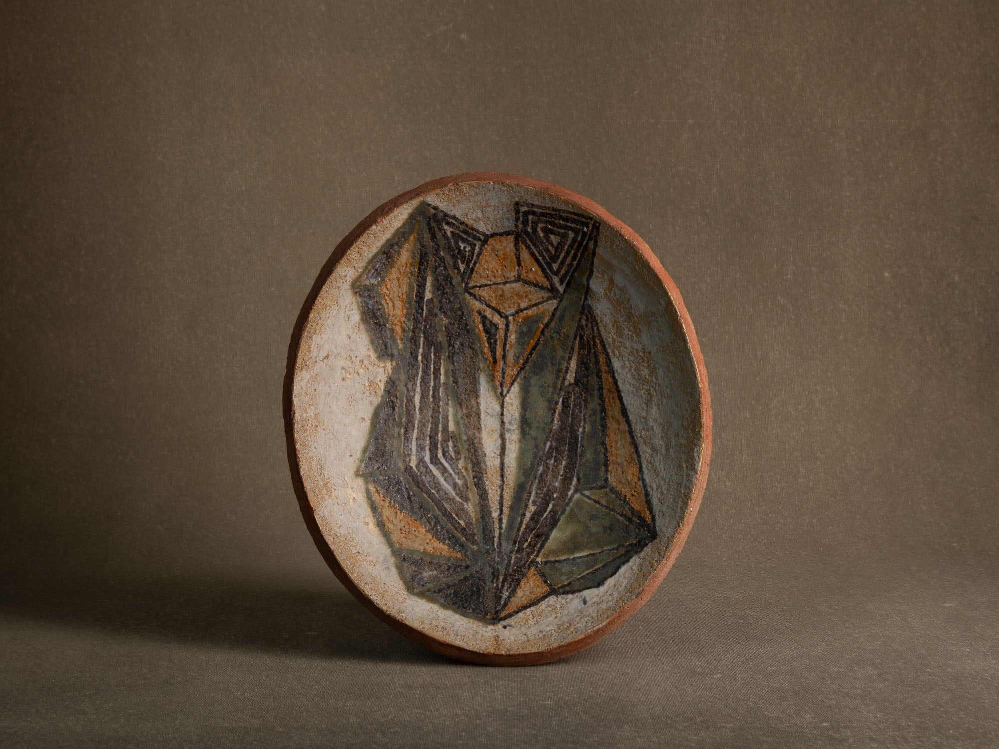 Coupe vide&#x2011;poche / centre de table en faïence à décor géométrique (vers 1955-60)..Earthenware bowl with geometric glazed decoration (circa 1955-60)