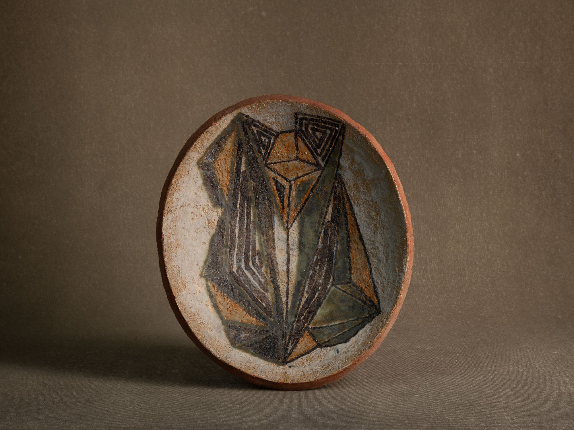 Coupe vide&#x2011;poche / centre de table en faïence à décor géométrique (vers 1955-60)..Earthenware bowl with geometric glazed decoration (circa 1955-60)