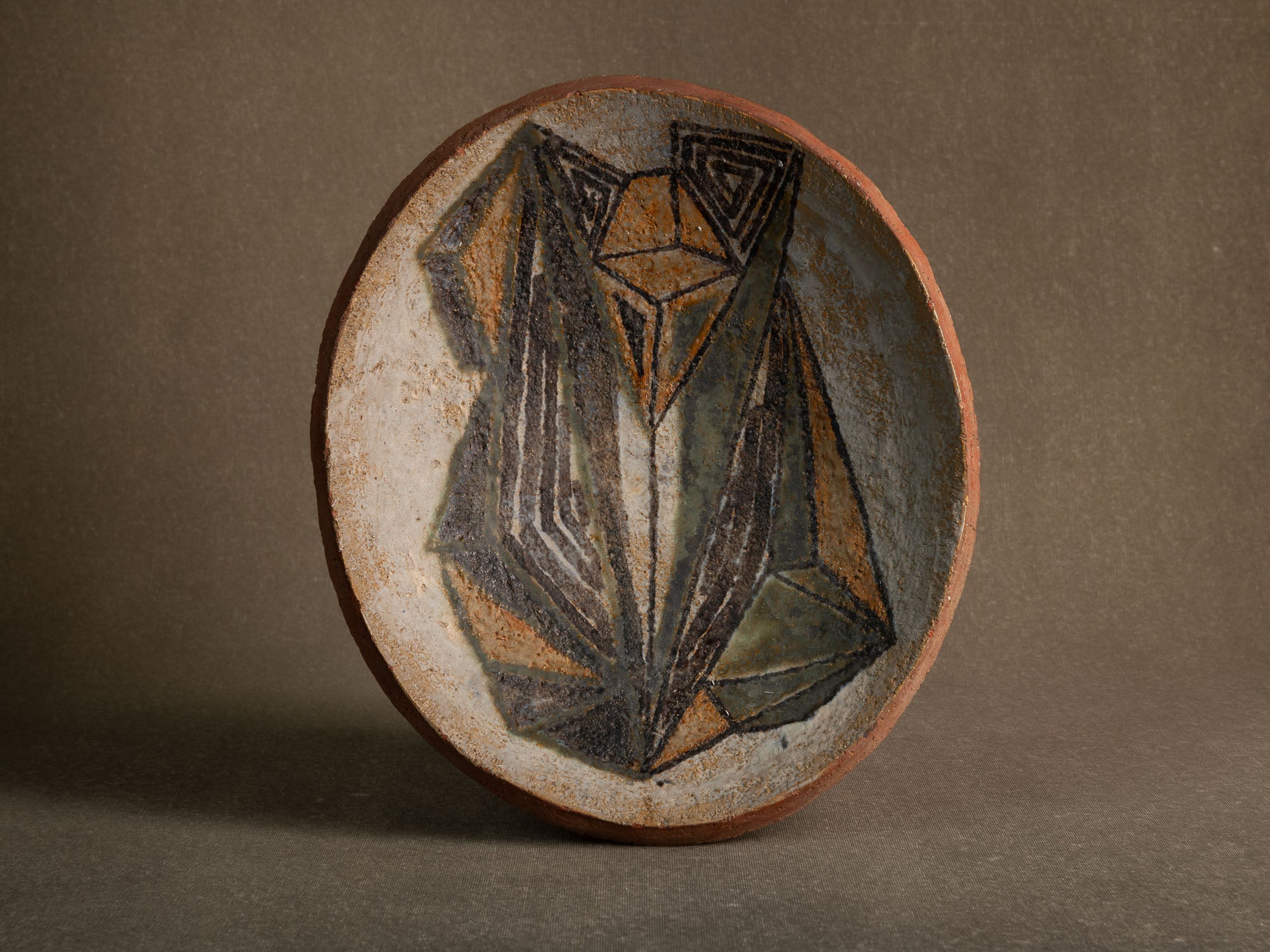 Coupe vide&#x2011;poche / centre de table en faïence à décor géométrique (vers 1955-60)..Earthenware bowl with geometric glazed decoration (circa 1955-60)