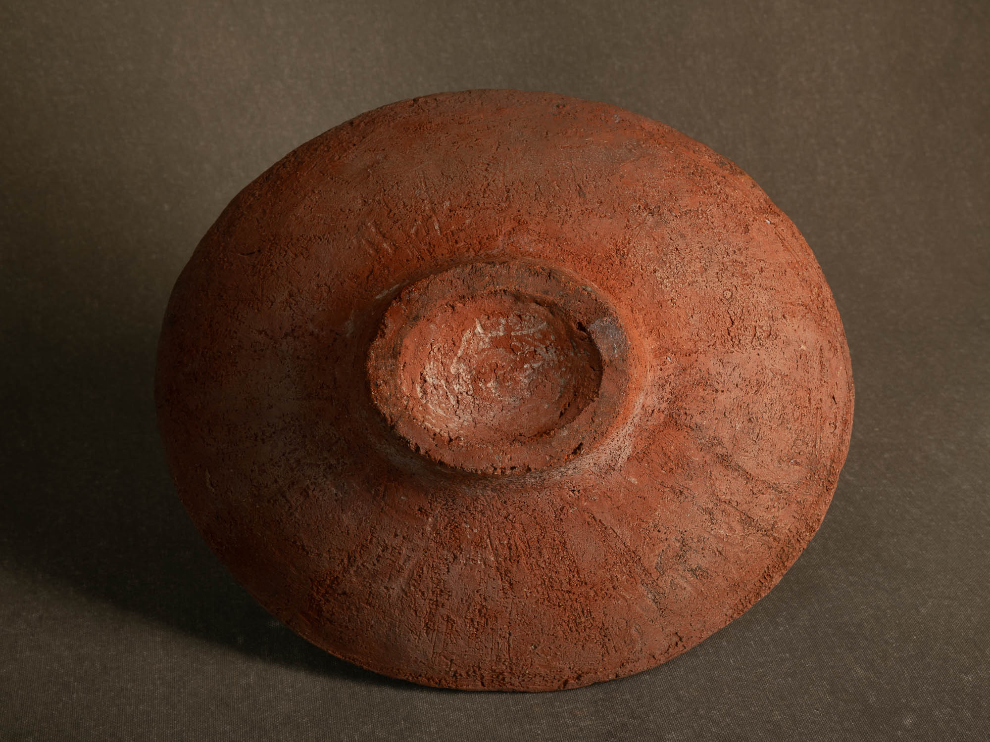 Coupe vide&#x2011;poche / centre de table en faïence à décor géométrique (vers 1955-60)..Earthenware bowl with geometric glazed decoration (circa 1955-60)