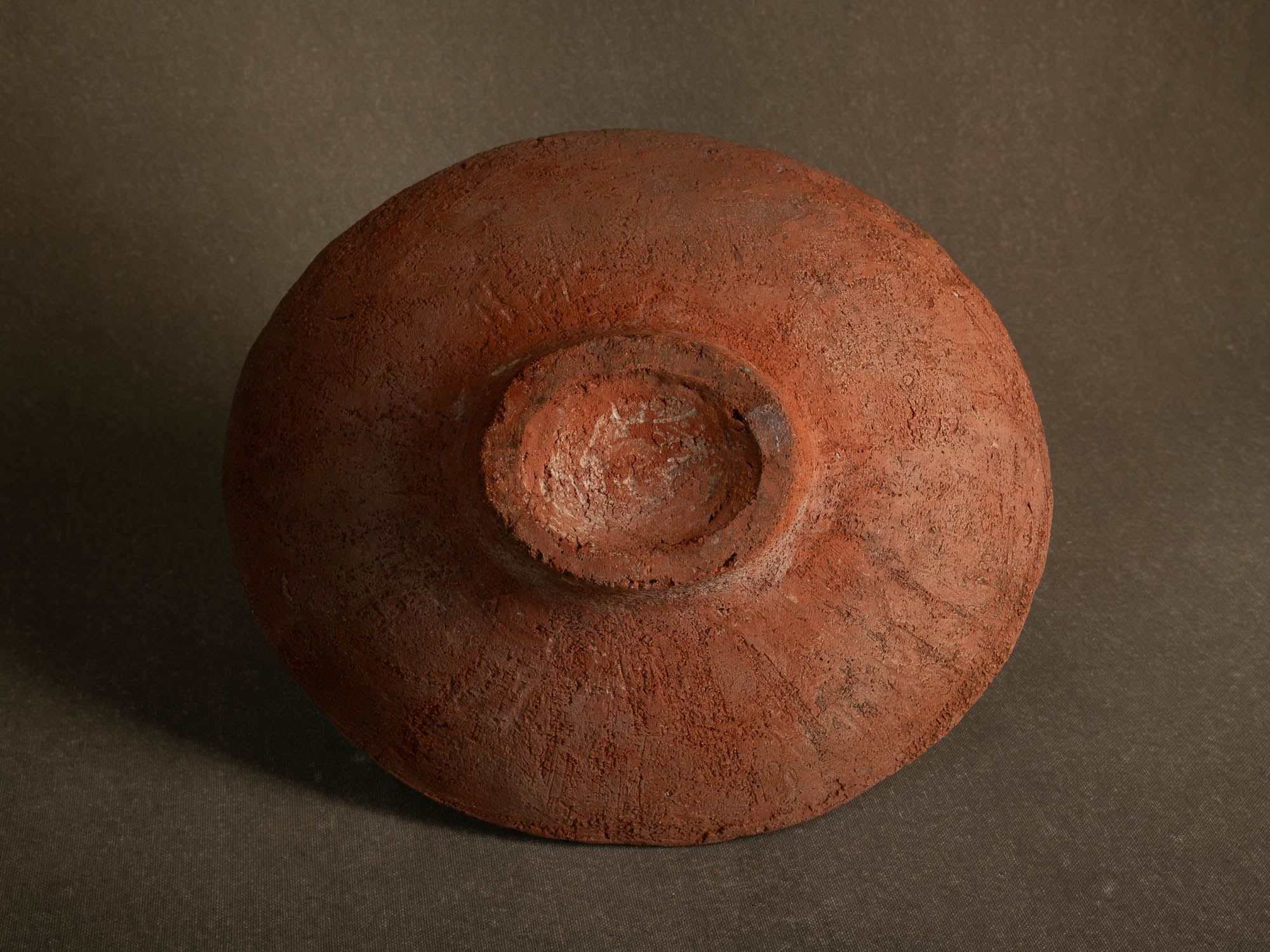Coupe vide&#x2011;poche / centre de table en faïence à décor géométrique (vers 1955-60)..Earthenware bowl with geometric glazed decoration (circa 1955-60)