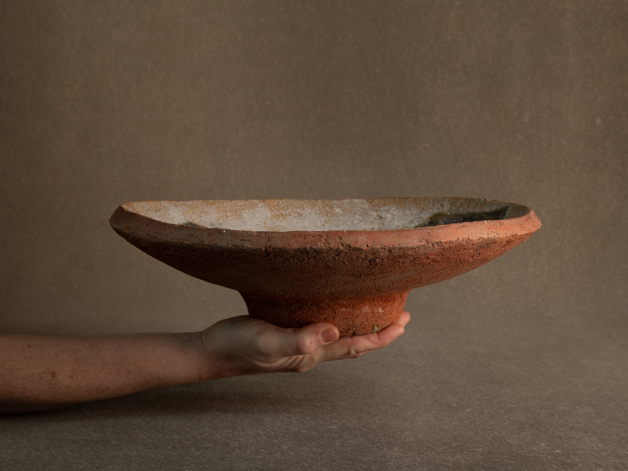 Coupe vide&#x2011;poche / centre de table en faïence à décor géométrique (vers 1955-60)..Earthenware bowl with geometric glazed decoration (circa 1955-60)