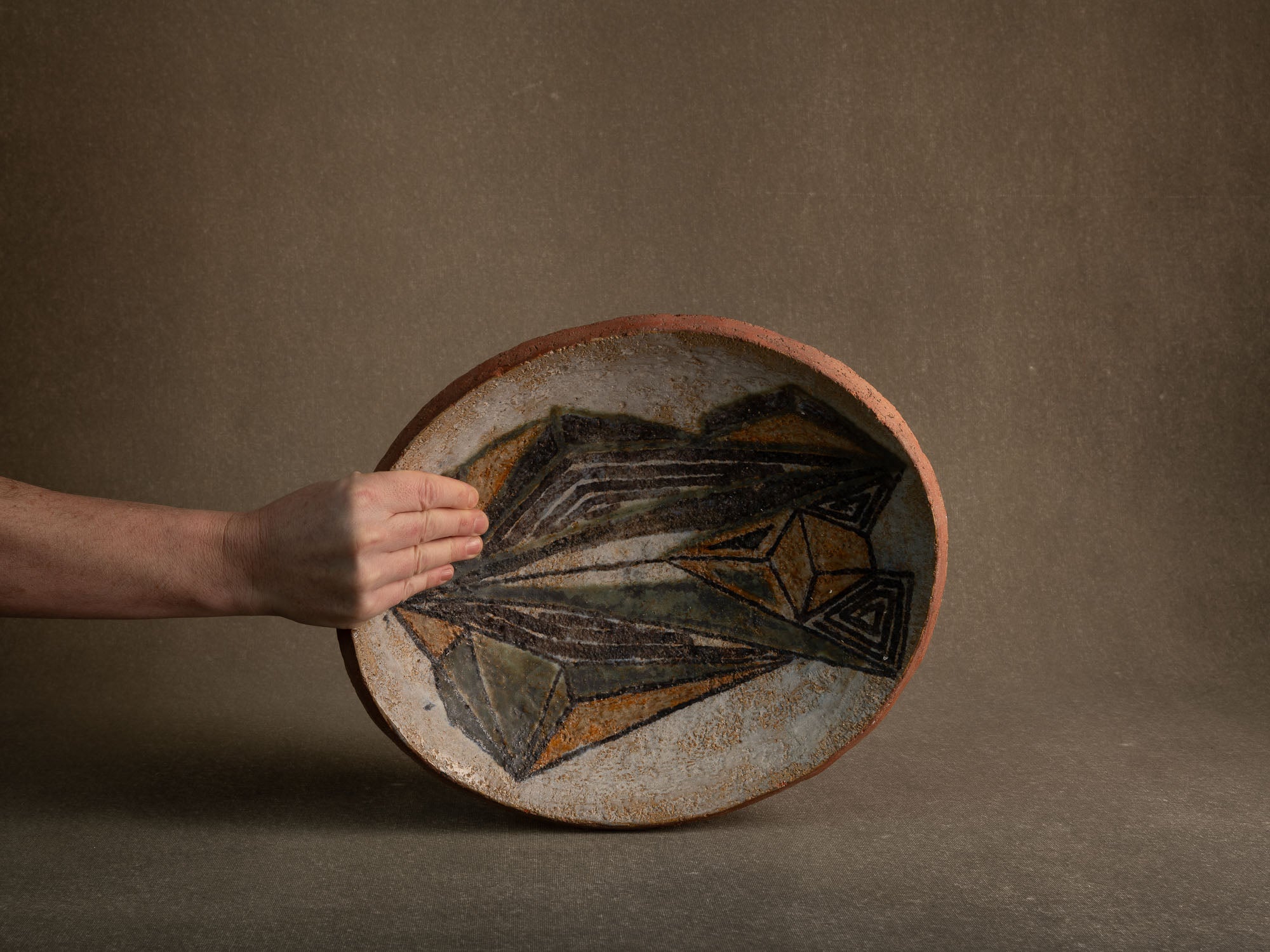 Coupe vide&#x2011;poche / centre de table en faïence à décor géométrique (vers 1955-60)..Earthenware bowl with geometric glazed decoration (circa 1955-60)