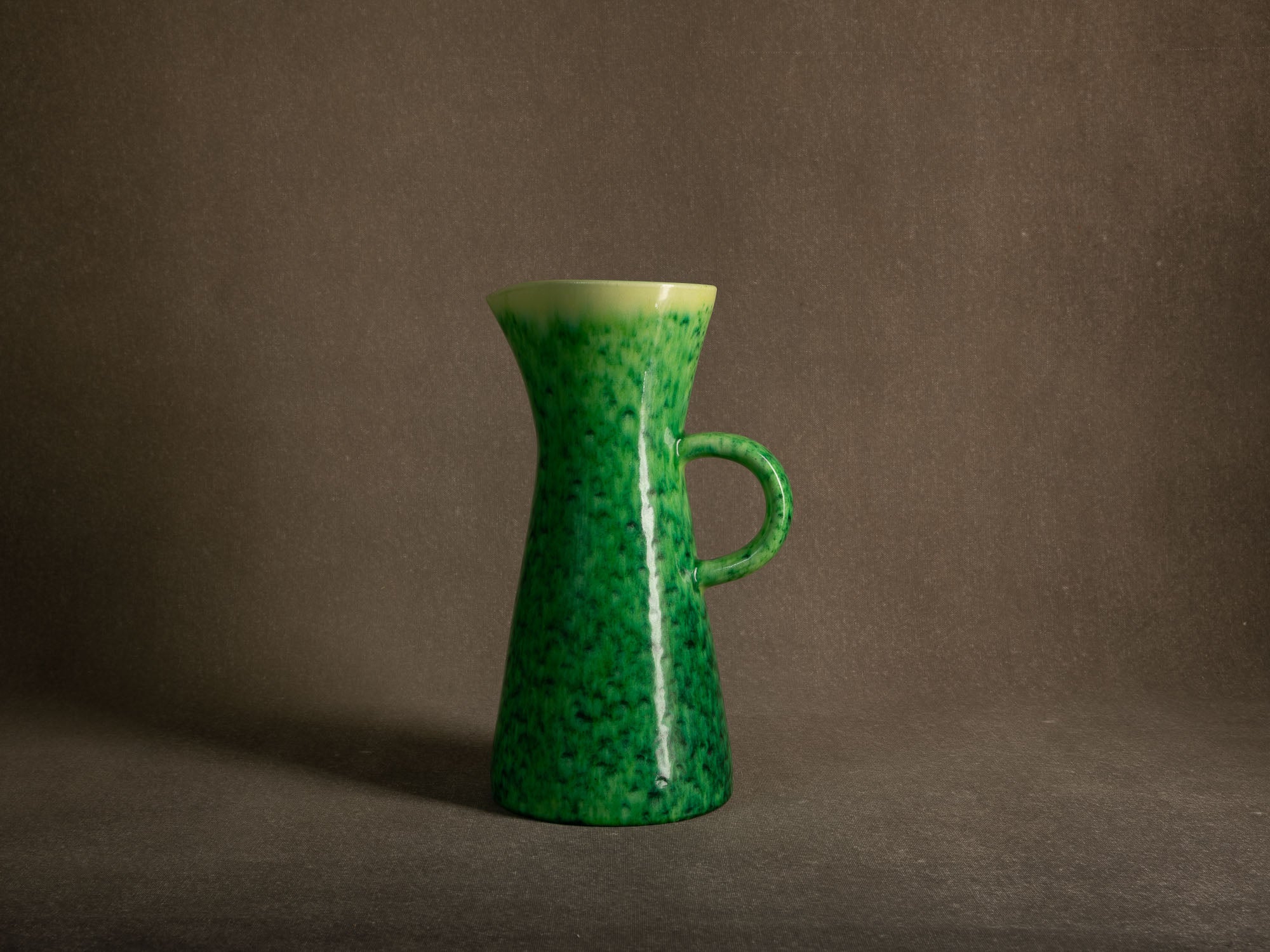 Important pichet / vase des Potiers d'Accolay, France (vers 1950-55)..Important jug / vase by les Potiers d'Accolay, France (ca 1950-55)