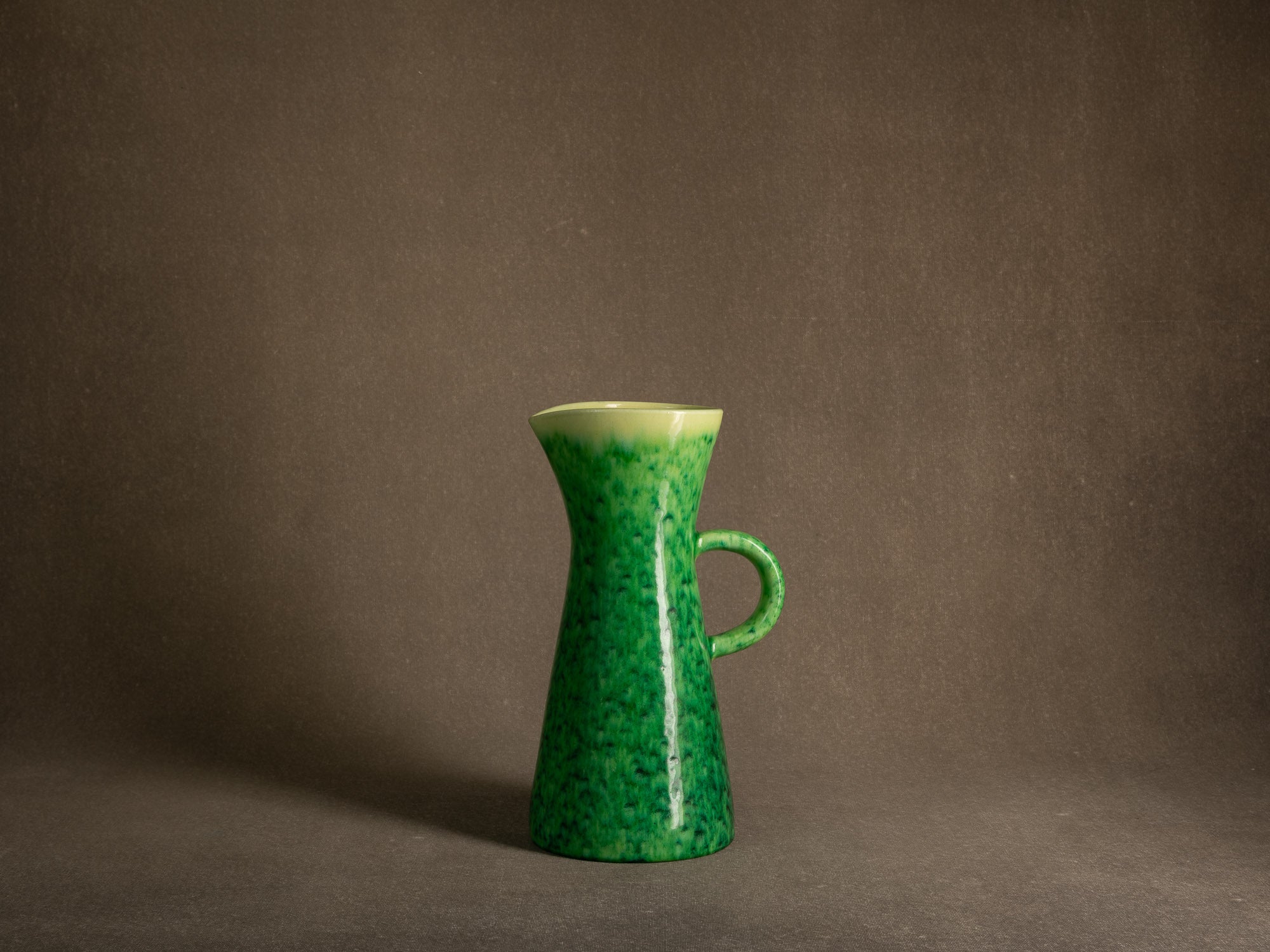 Important pichet / vase des Potiers d'Accolay, France (vers 1950-55)..Important jug / vase by les Potiers d'Accolay, France (ca 1950-55)