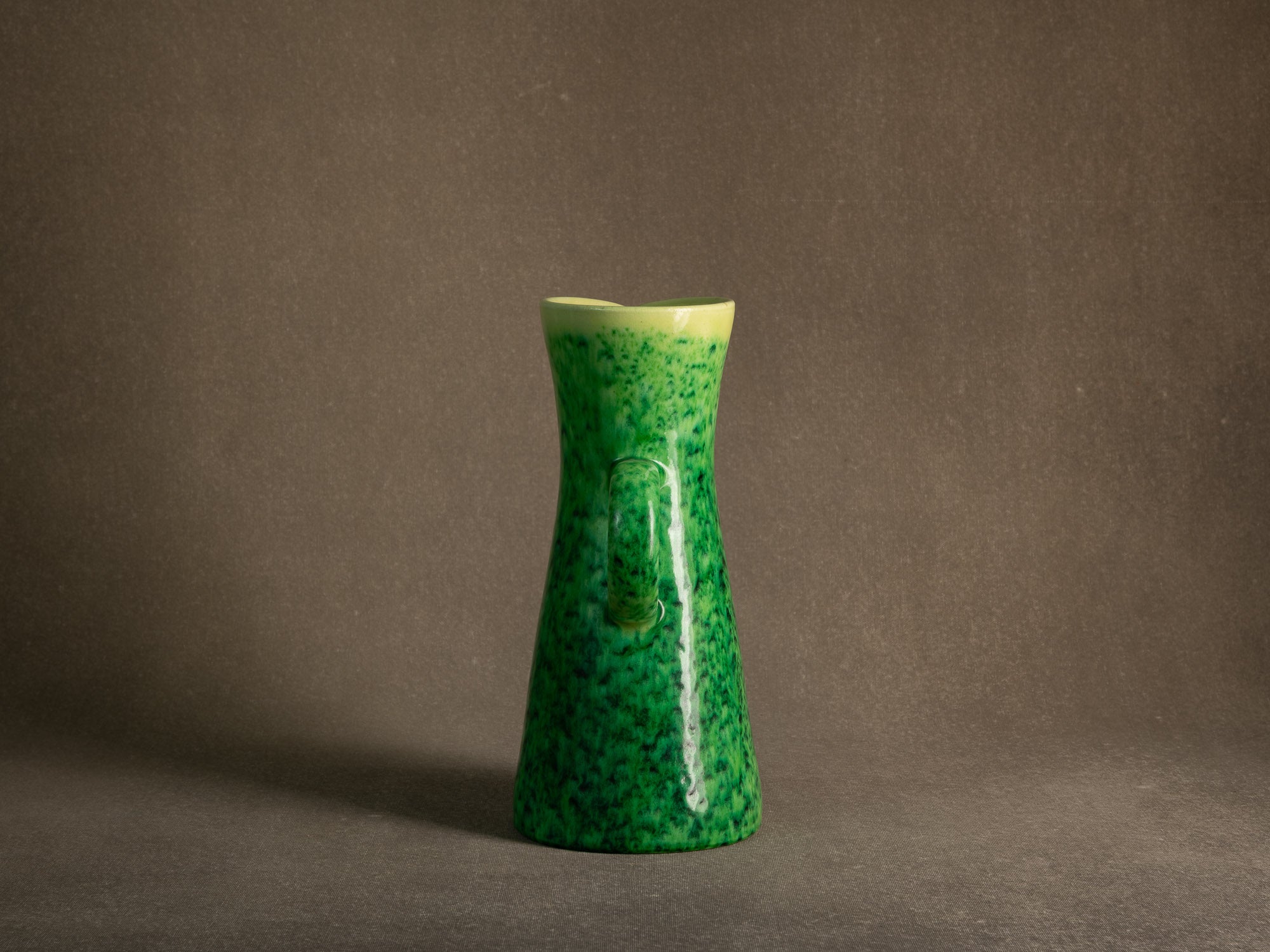 Important pichet / vase des Potiers d'Accolay, France (vers 1950-55)..Important jug / vase by les Potiers d'Accolay, France (ca 1950-55)