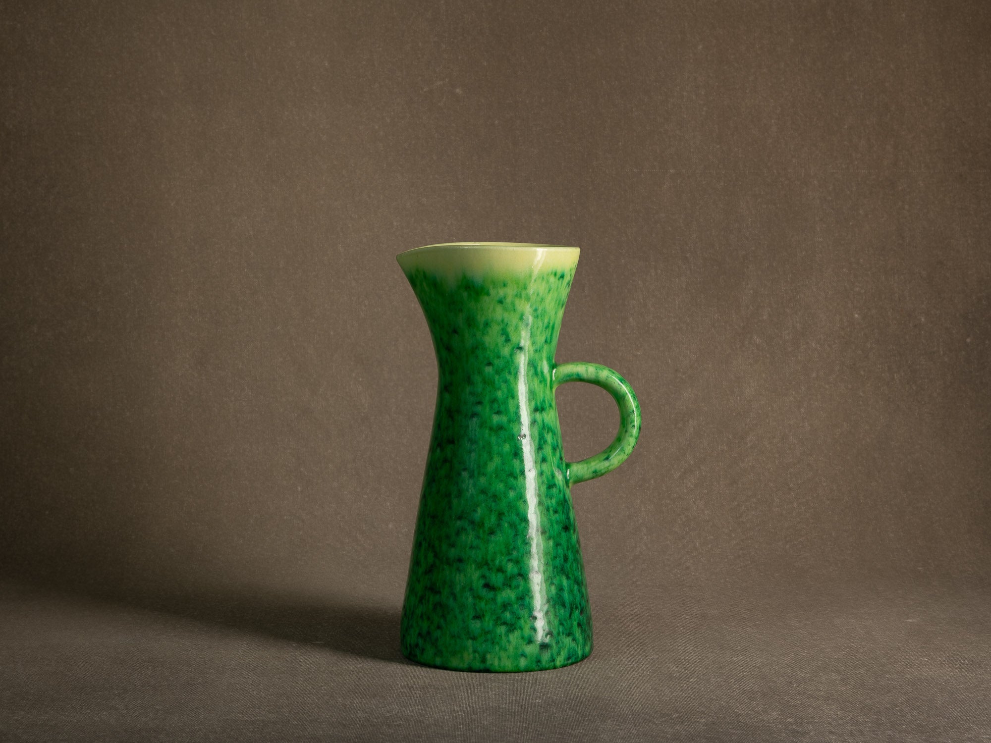 Important pichet / vase des Potiers d'Accolay, France (vers 1950-55)..Important jug / vase by les Potiers d'Accolay, France (ca 1950-55)