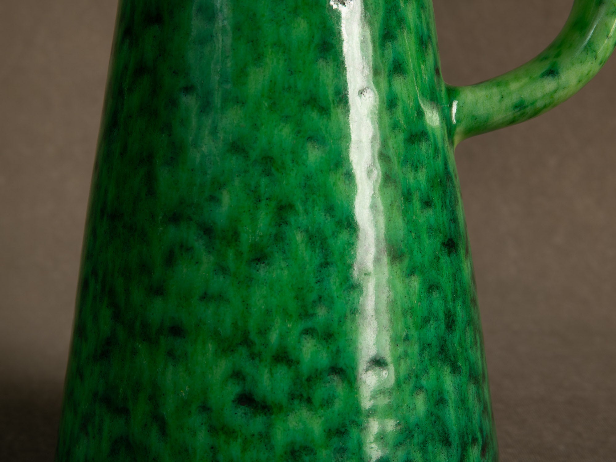 Important pichet / vase des Potiers d'Accolay, France (vers 1950-55)..Important jug / vase by les Potiers d'Accolay, France (ca 1950-55)