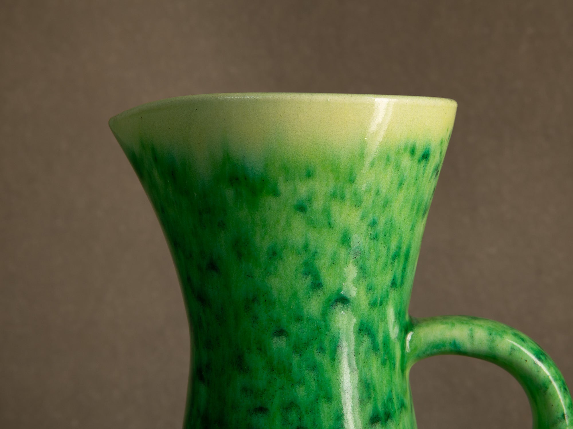 Important pichet / vase des Potiers d'Accolay, France (vers 1950-55)..Important jug / vase by les Potiers d'Accolay, France (ca 1950-55)