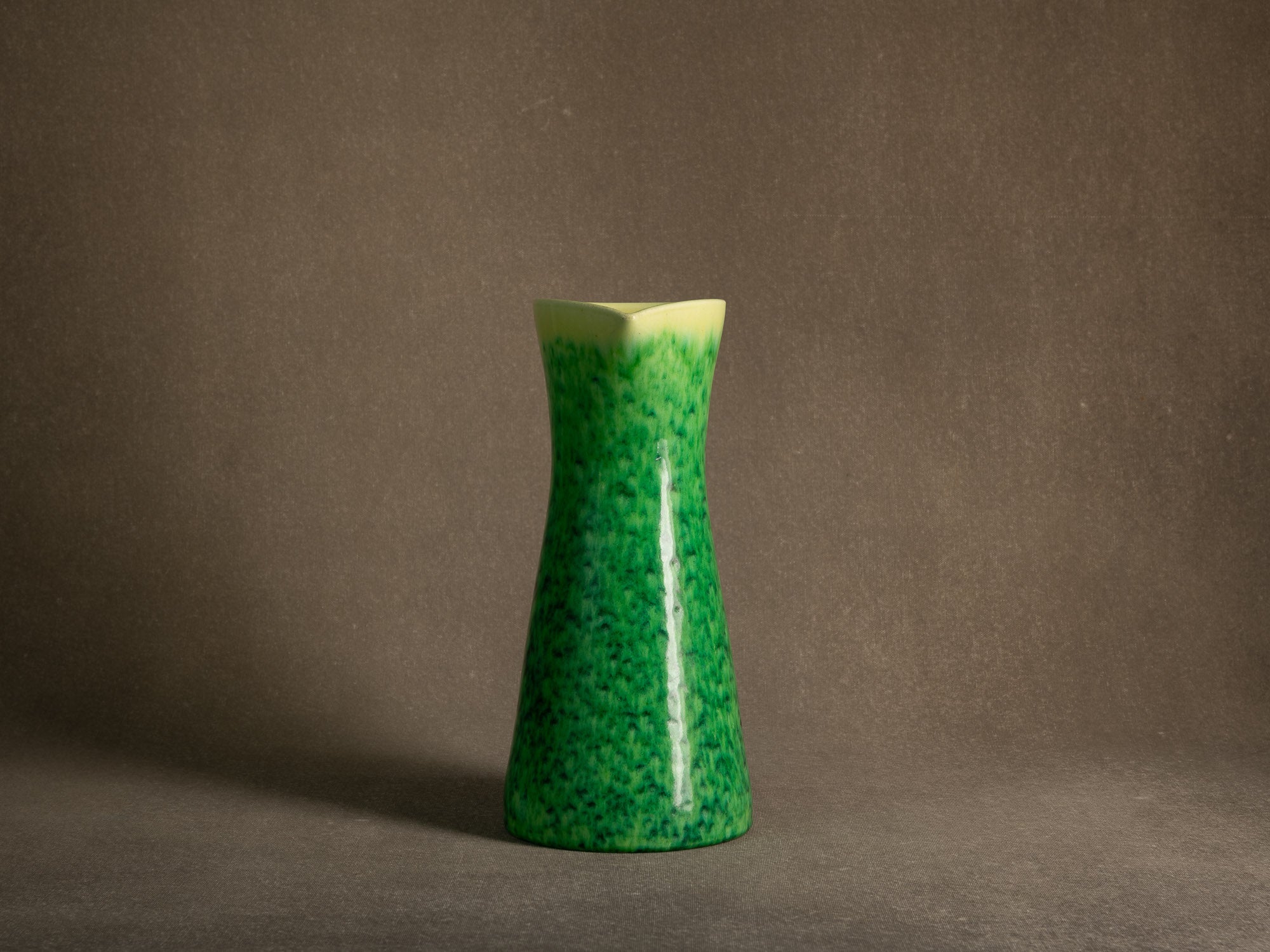 Important pichet / vase des Potiers d'Accolay, France (vers 1950-55)..Important jug / vase by les Potiers d'Accolay, France (ca 1950-55)