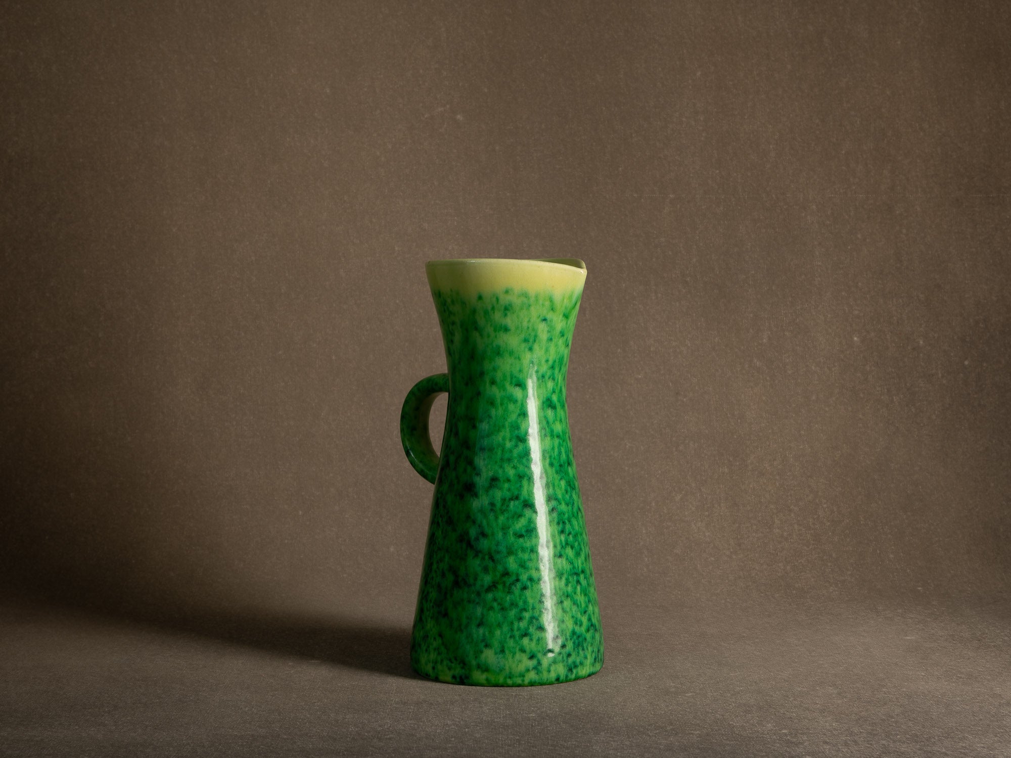 Important pichet / vase des Potiers d'Accolay, France (vers 1950-55)..Important jug / vase by les Potiers d'Accolay, France (ca 1950-55)